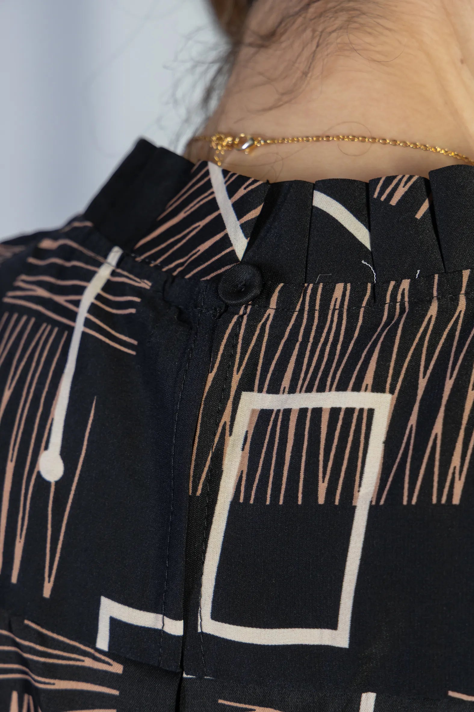 Regata Detalhe Pregas Colo Crepe Classic Lídia Estampada Preta