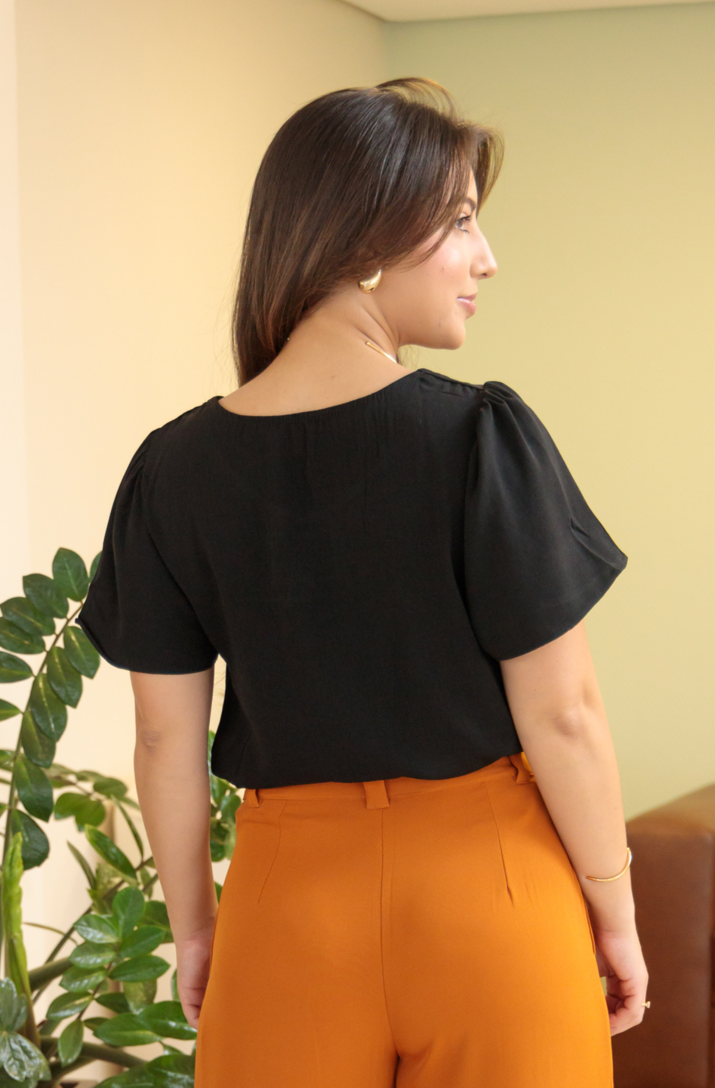Blusa Pregas Colo Manga Flutuante Soraya Preta