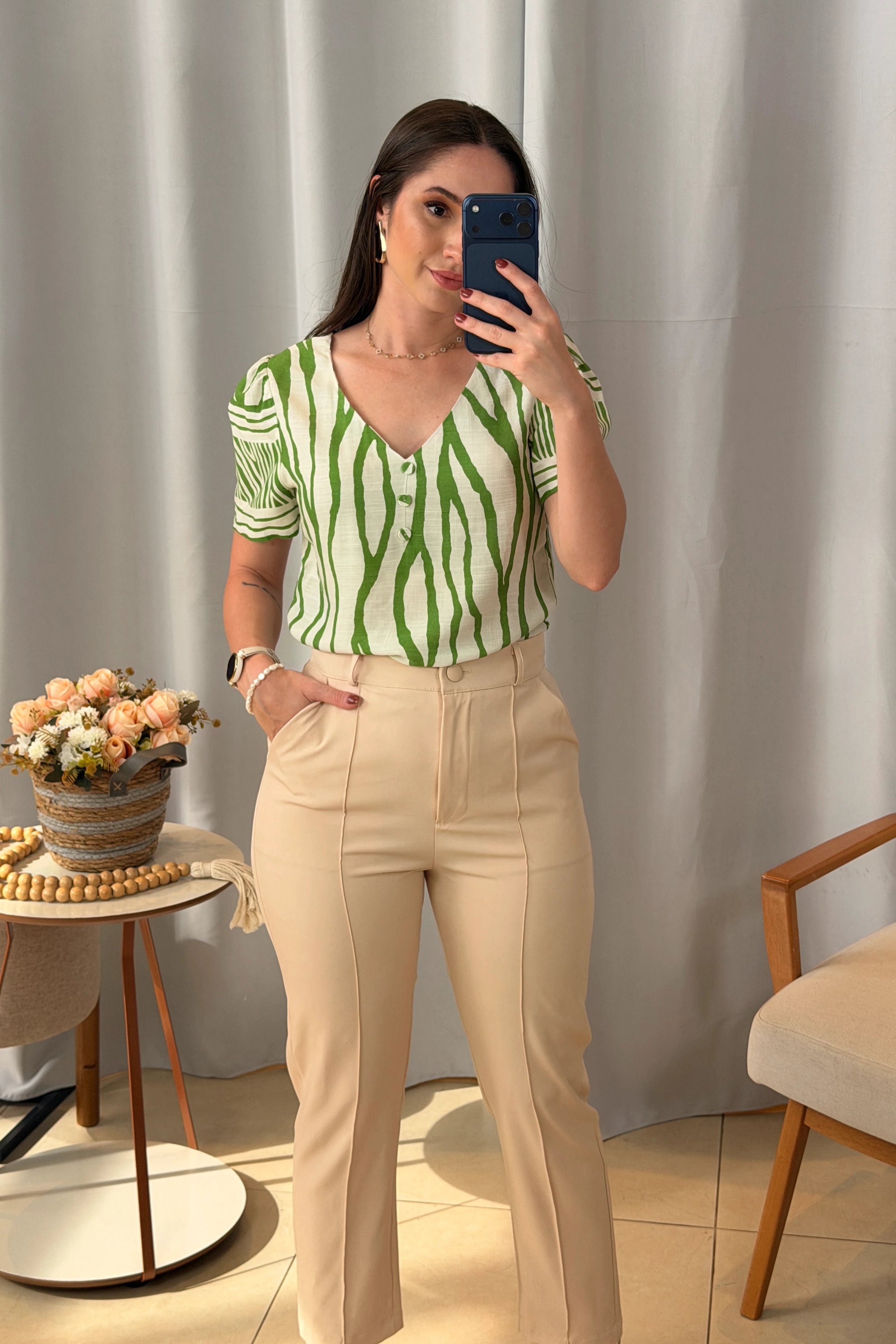 Conjunto: Blusa Manga Curta Decote em "V" Botões Viscose Rebeca Estampada Verde + Calça em Alfaiataria Corte Reto com Friso e Botão Encapado Silvia Creme