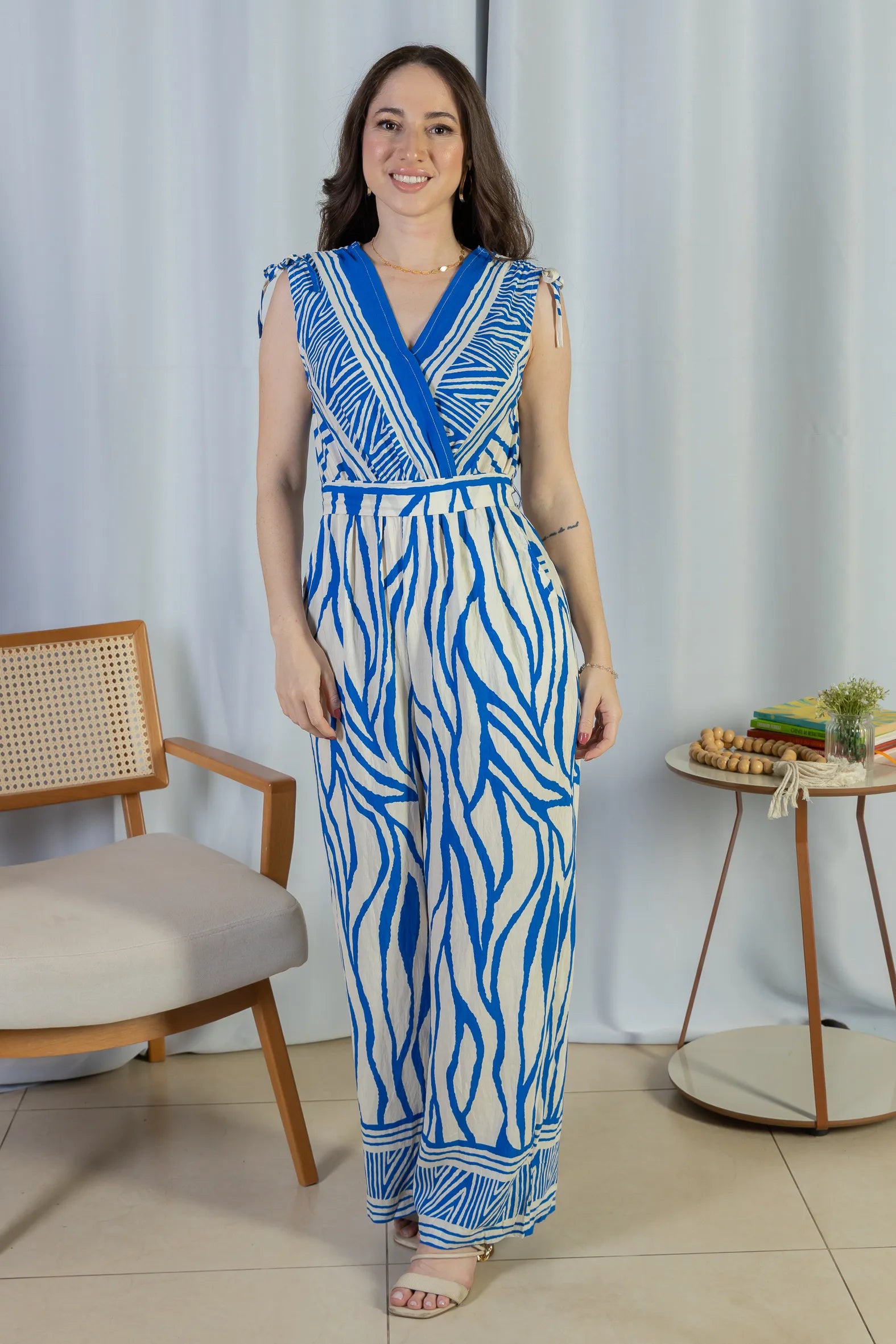 Macacão Regata Decote "V" Visco Rústico Emily Estampado Azul