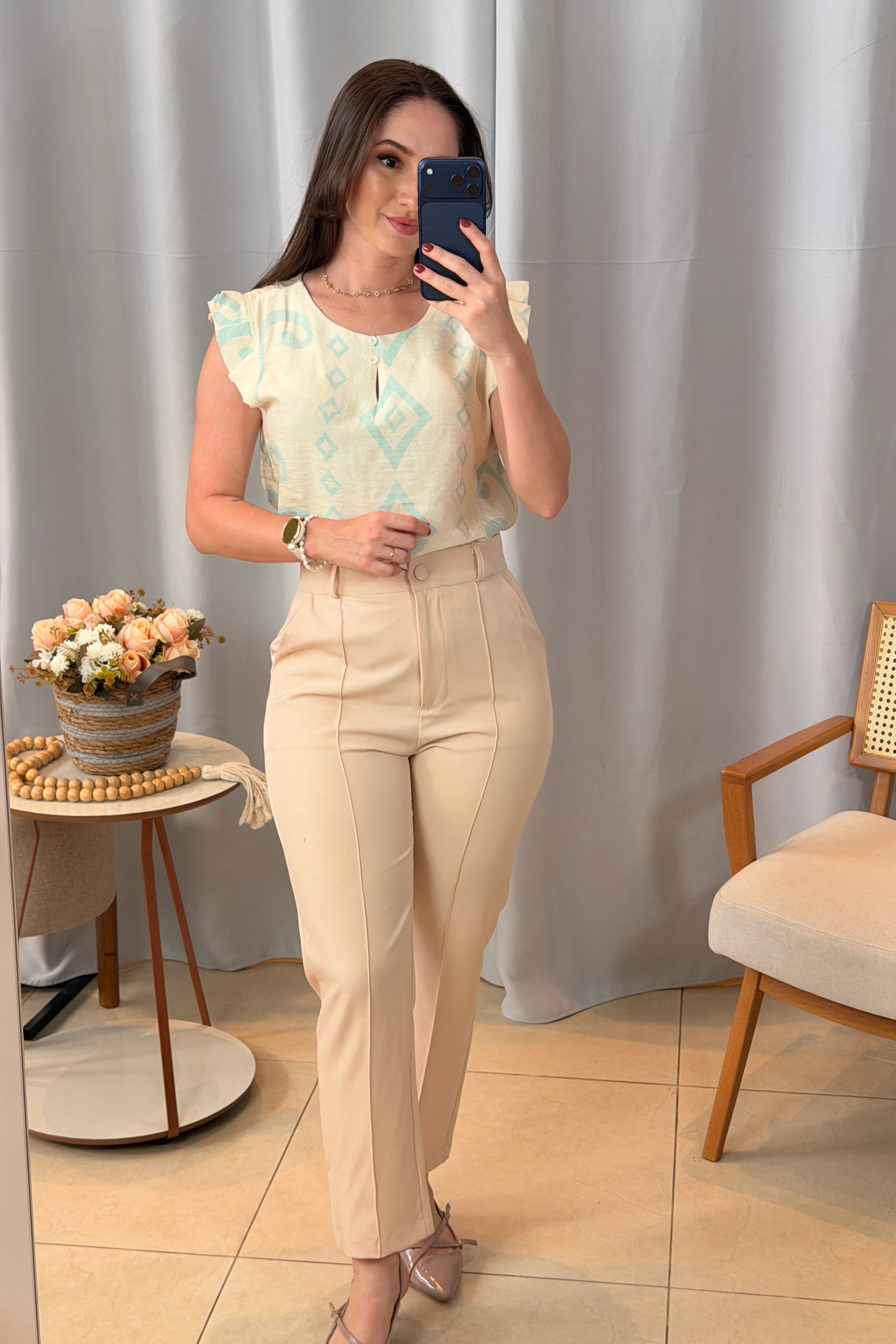 Conjunto: Blusa Regata Babados Sheila Visco Brise Estampada Azul Claro + Calça em Alfaiataria Corte Reto com Friso e Botão Encapado Silvia Creme