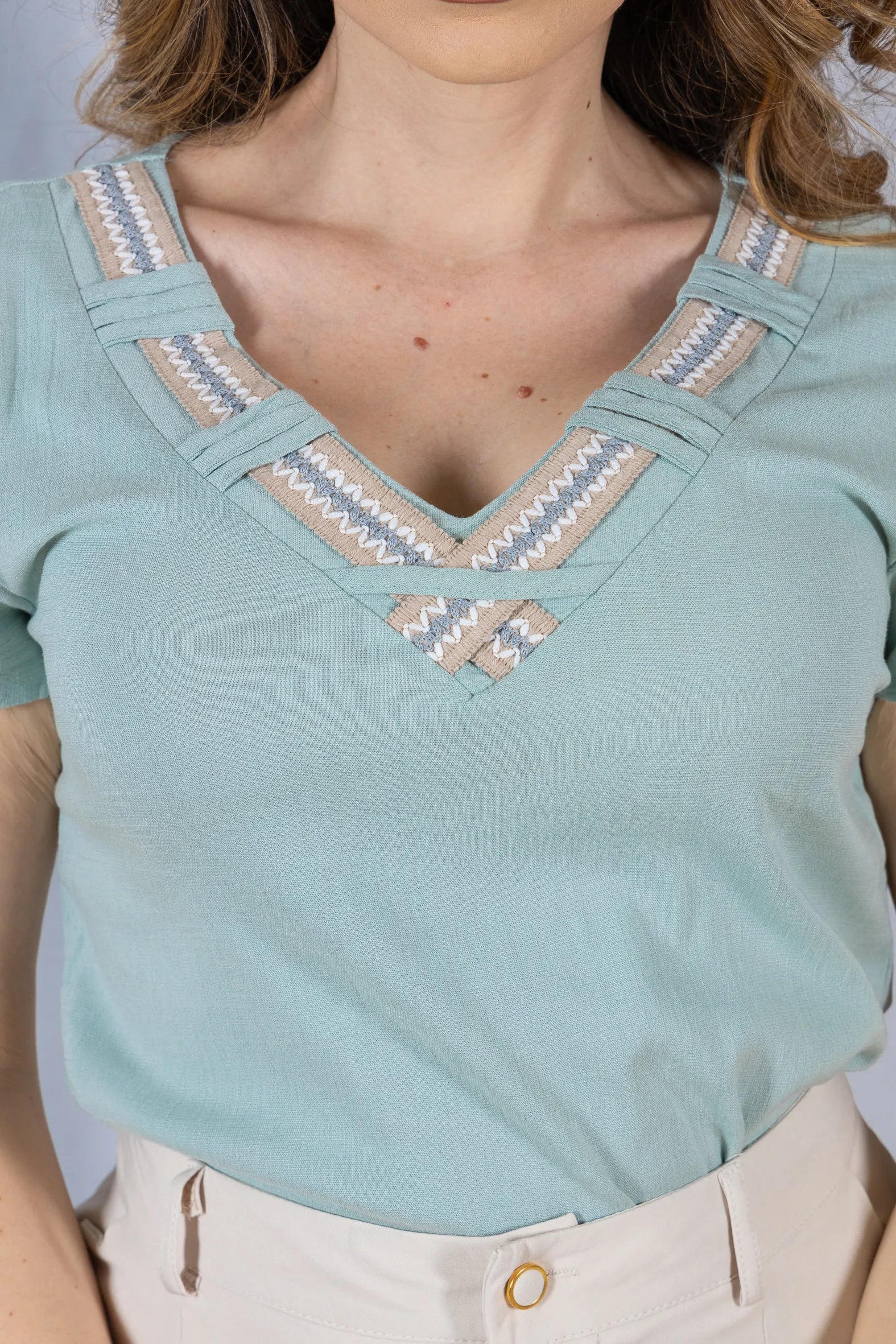 Blusa Manga Curta Transpassada Decote V em Visco Linen com Gola Detalhada Iris Verde Turquesa