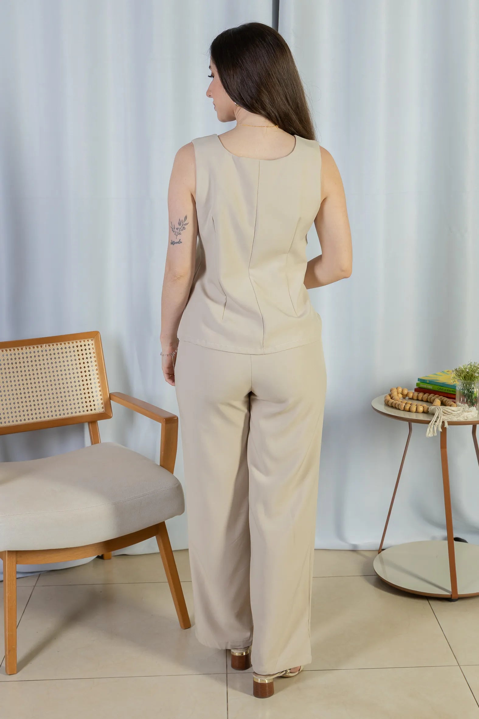 Conjunto: Colete Regata Alfaiataria Detalhe Botão Livia Creme + Calça Pantalona Alfaiataria Livia Creme