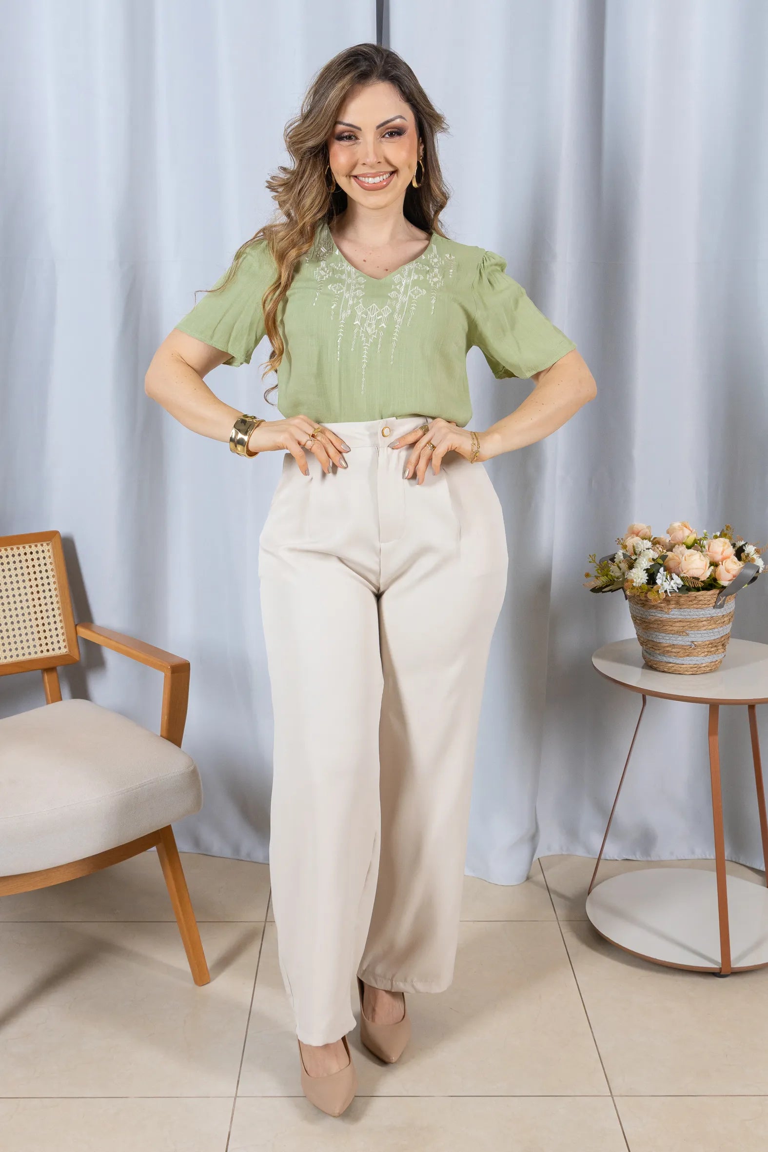 Blusa Manga Curta Decote V em Visco Linho com Acabamento Bordado Samira Verde