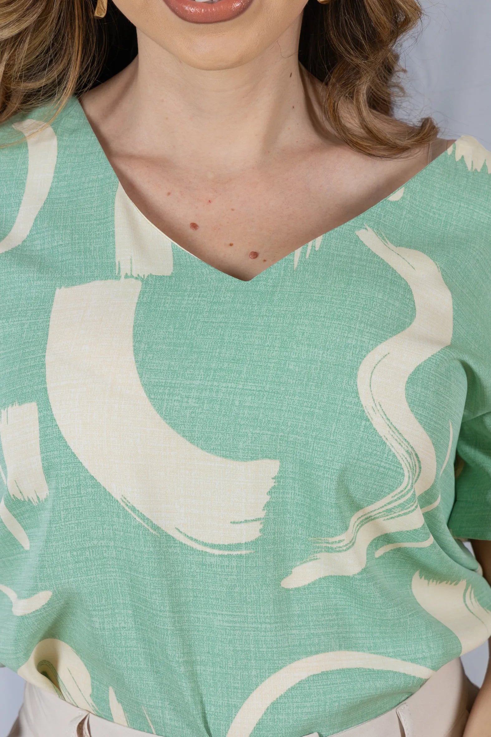 Blusa Manga Curta em Crepe Classic Detalhe Botão Alessandra Estampada Verde