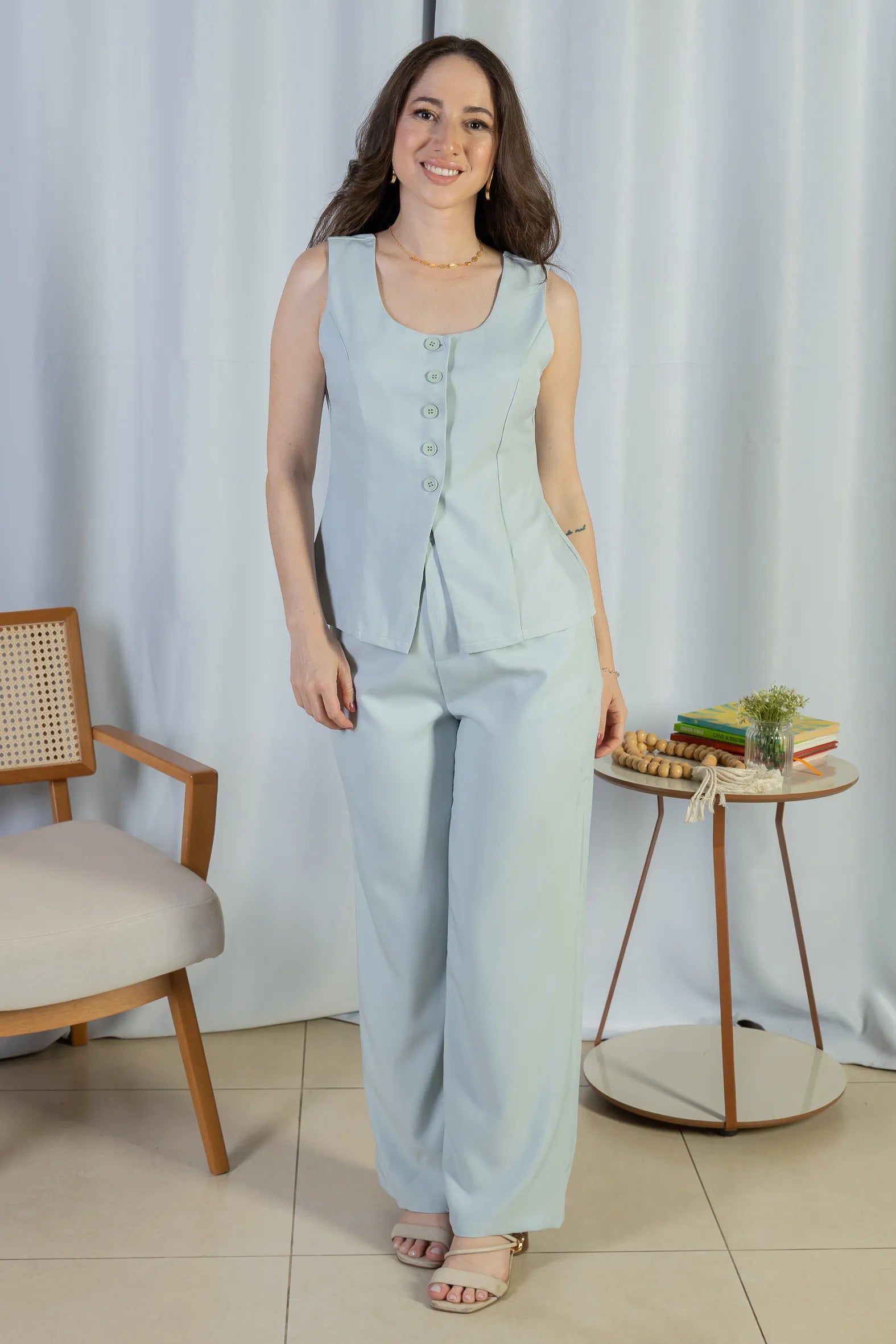 Conjunto: Colete Regata Alfaiataria Detalhe Botão Livia Azul + Calça Pantalona Alfaiataria Livia Azul