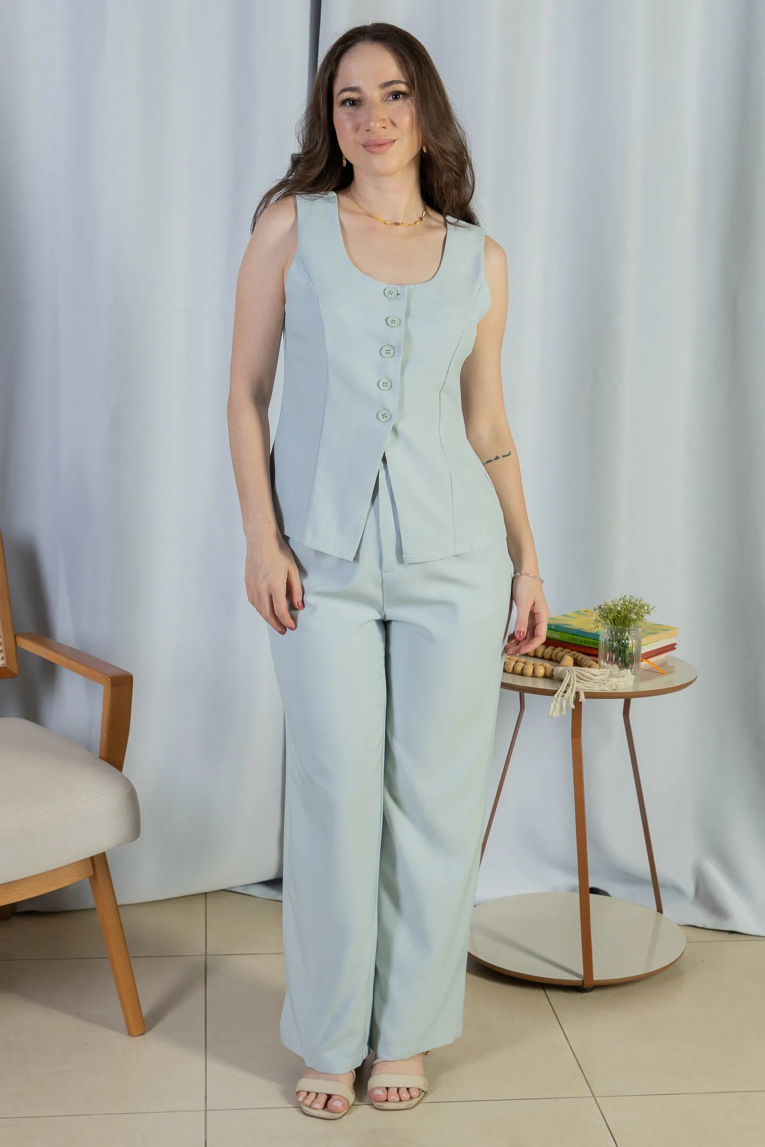 Conjunto: Colete Regata Alfaiataria Detalhe Botão Livia Azul + Calça Pantalona Alfaiataria Livia Azul