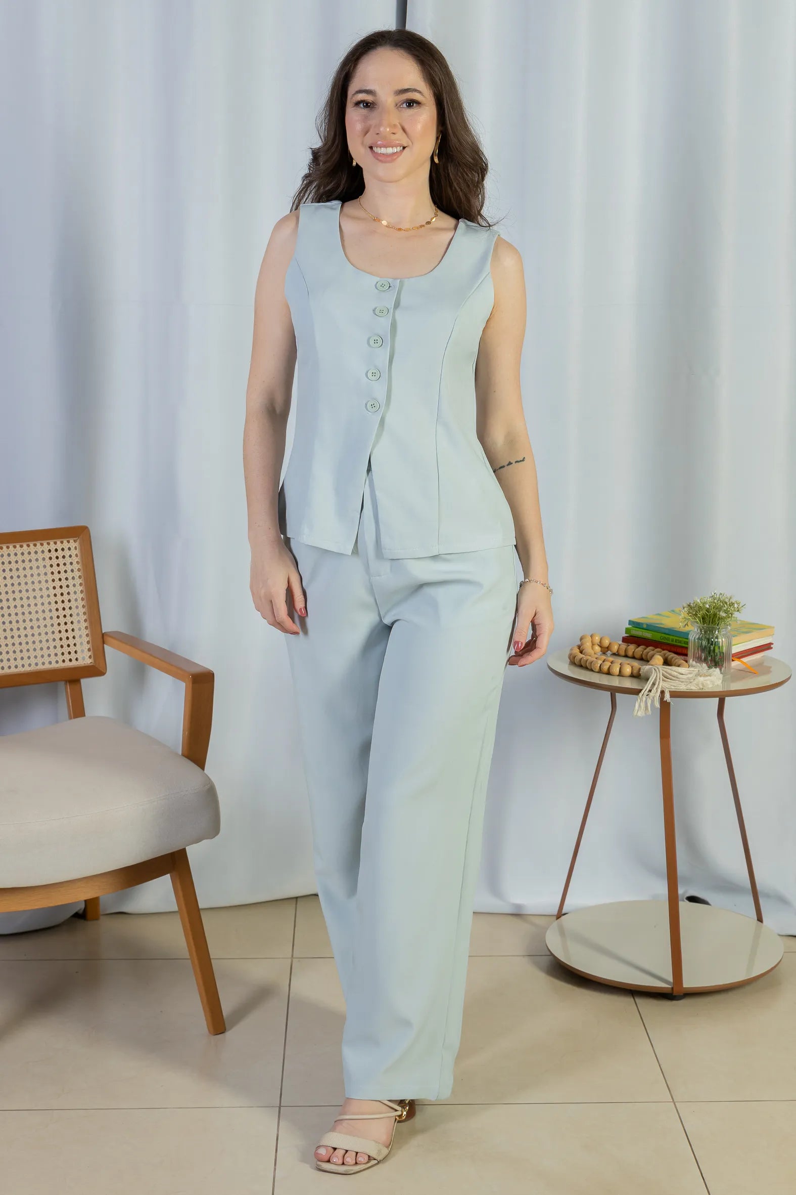 Conjunto: Colete Regata Alfaiataria Detalhe Botão Livia Azul + Calça Pantalona Alfaiataria Livia Azul