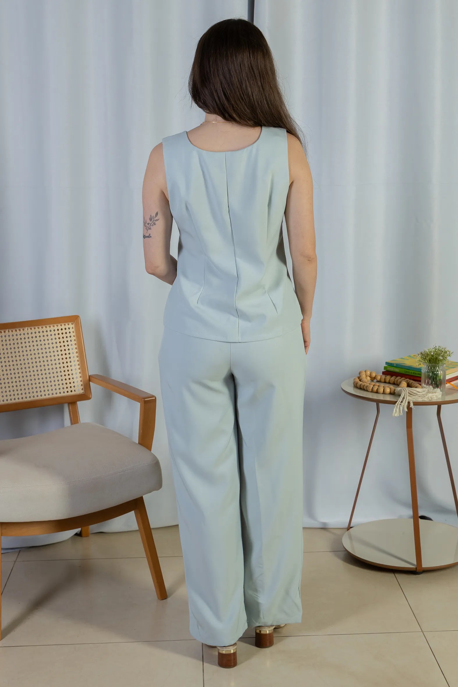 Conjunto: Colete Regata Alfaiataria Detalhe Botão Livia Azul + Calça Pantalona Alfaiataria Livia Azul