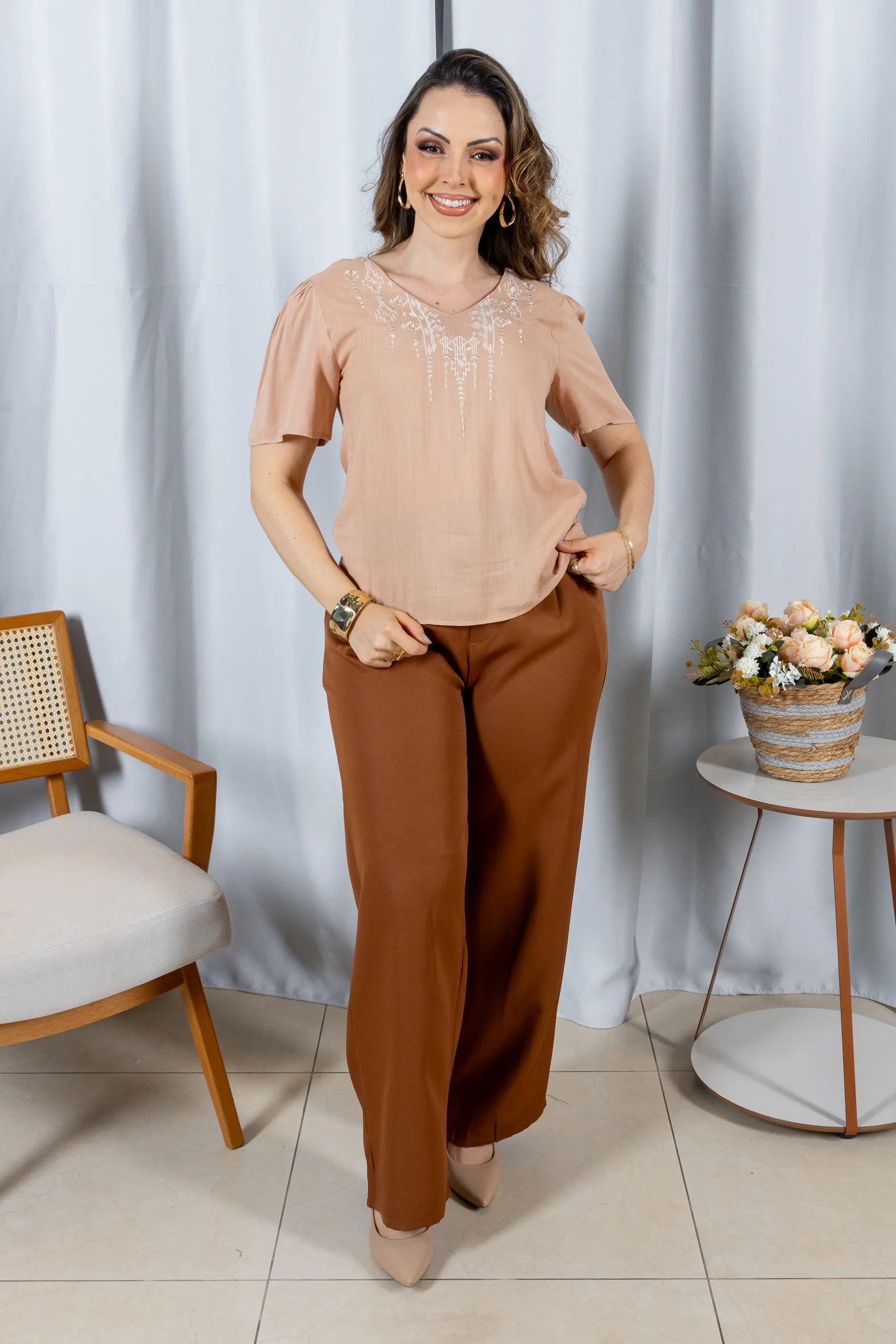 Blusa Manga Curta Decote V em Visco Linho com Acabamento Bordado Samira Rosê
