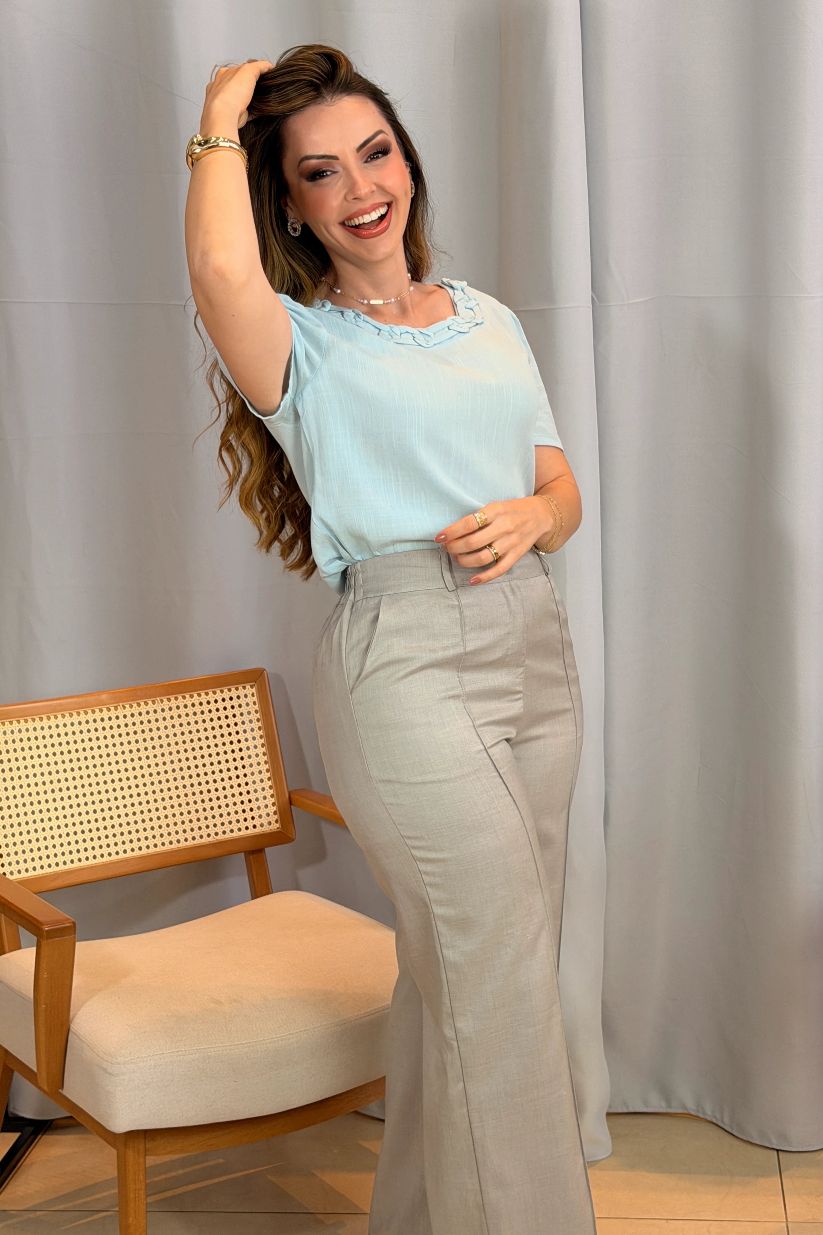 Conjunto: Blusa Manga Curta Visco-Linho Detalhe Colo Entrelaçado Naomi Azul + Calça Corte Reto Cotton Alfaiataria Lisse Detalhe em Friso Ariane Cinza