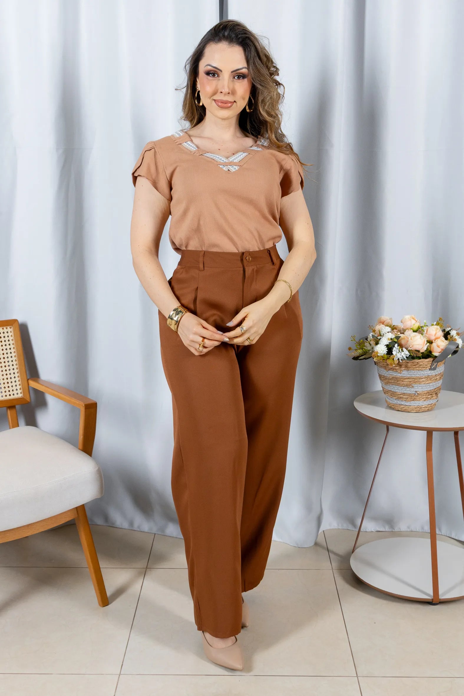 Blusa Manga Curta Transpassada Decote V em Visco Linen com Gola Detalhada Iris Marrom