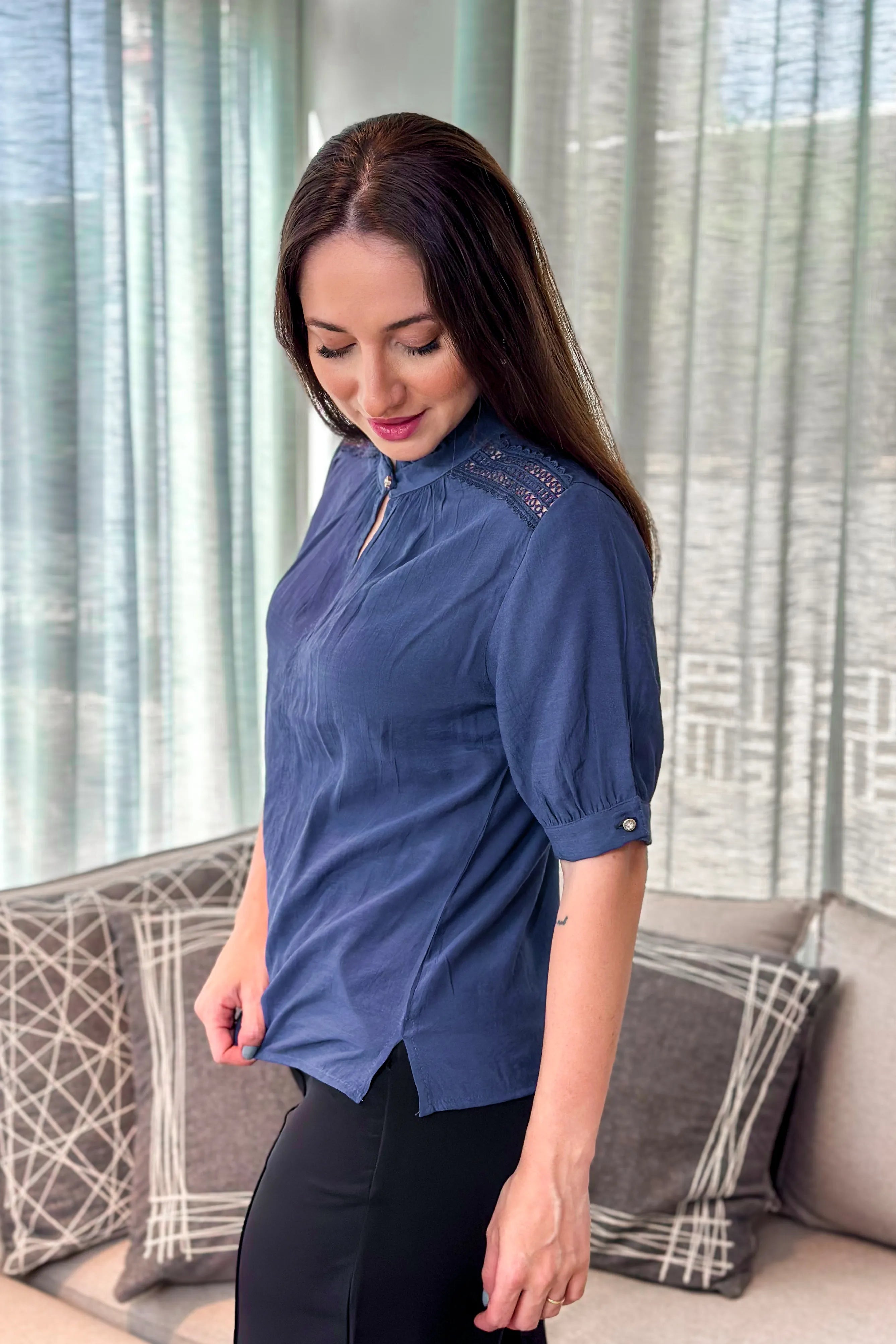 Blusa Manga Curta Ombro Guipir Marcela Azul Marinho