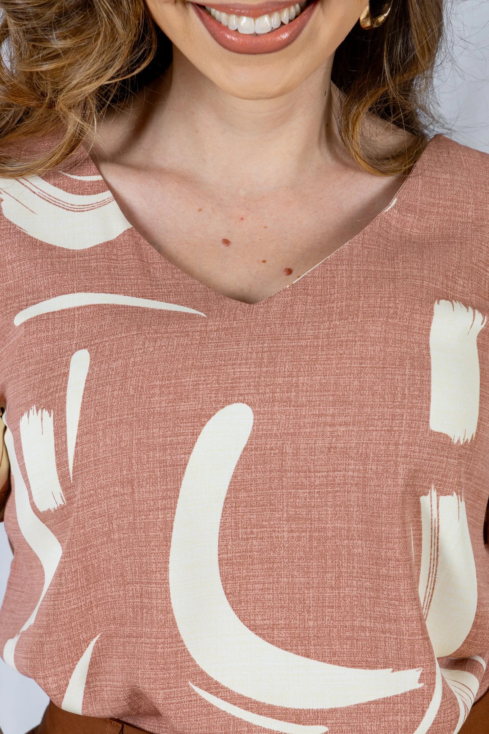 Blusa Manga Curta em Crepe Classic Detalhe Botão Alessandra Estampada Rosê