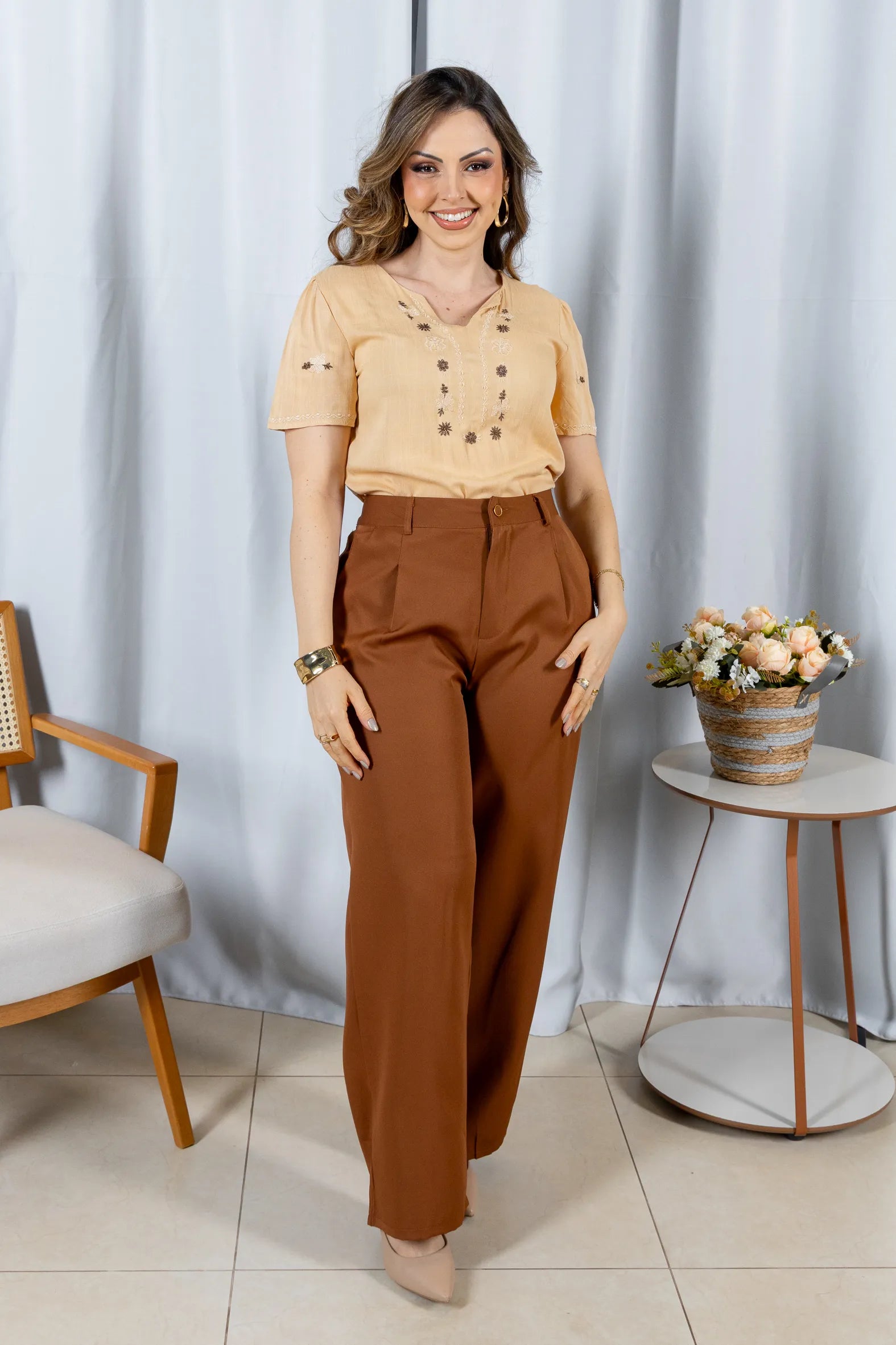 Blusa Manga Curta Decote em 'V' em Viscose com Acabamento Bordado Liara Mostarda
