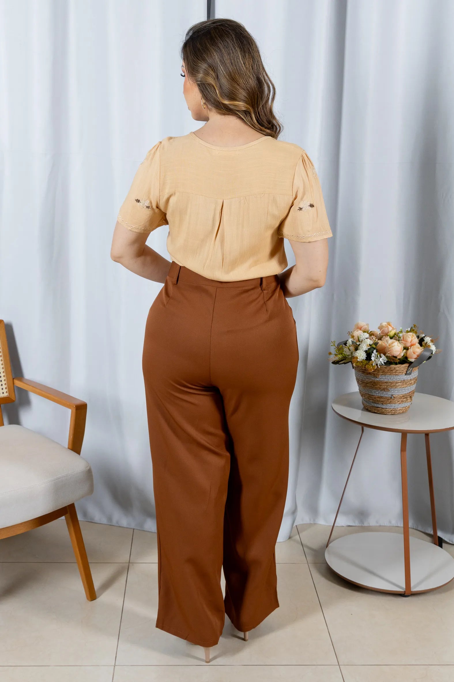 Blusa Manga Curta Decote em 'V' em Viscose com Acabamento Bordado Liara Mostarda
