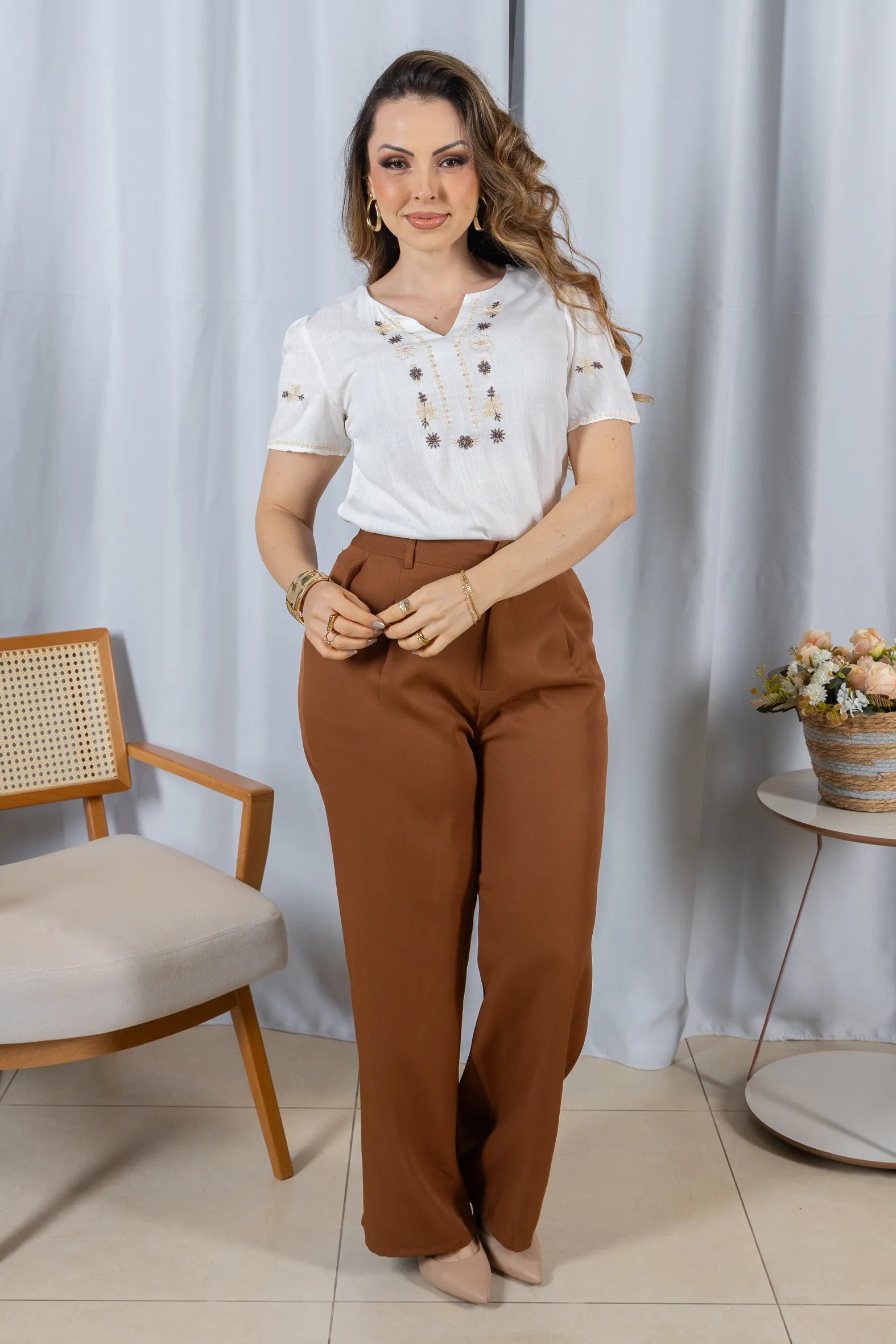 Blusa Manga Curta Decote em 'V' em Viscose com Acabamento Bordado Liara Branca