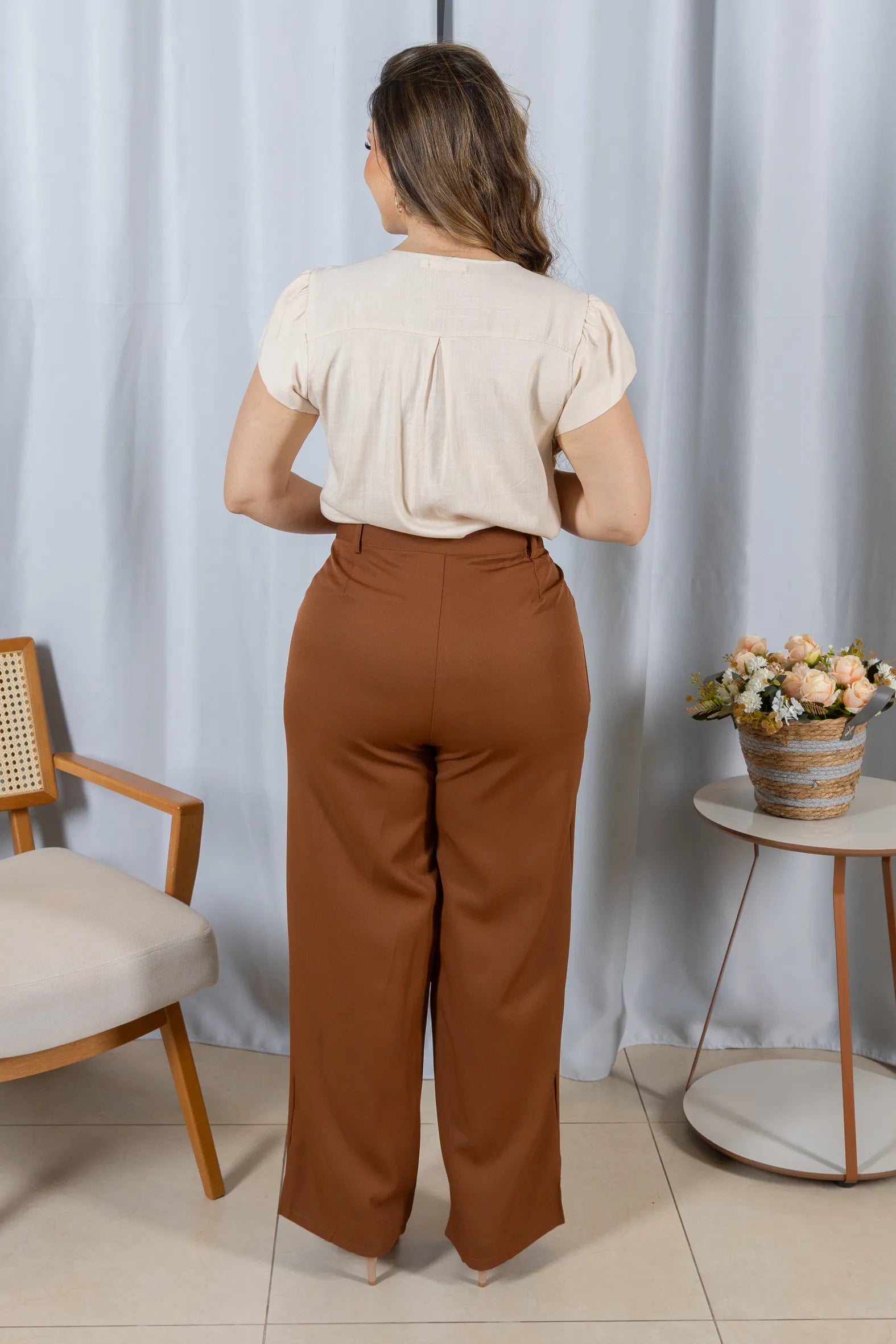 Conjunto: Blusa Manga Curta Transpassada Decote V em Visco Linen com Gola Detalhada Iris Creme + Calça Corte Reto em Alfaiataria com Botão Encapado e Bolso Assimétrico Yara Marrom