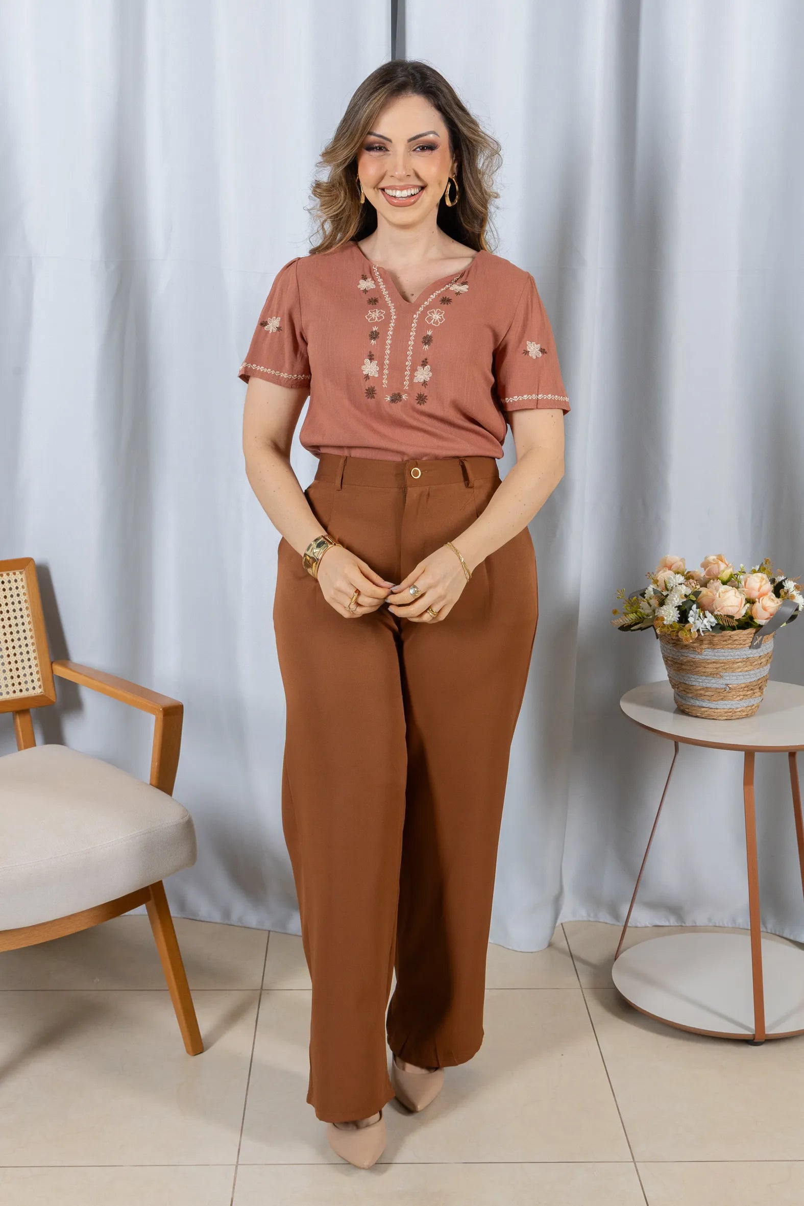 Blusa Manga Curta Decote em 'V' em Viscose com Acabamento Bordado Liara Terracota