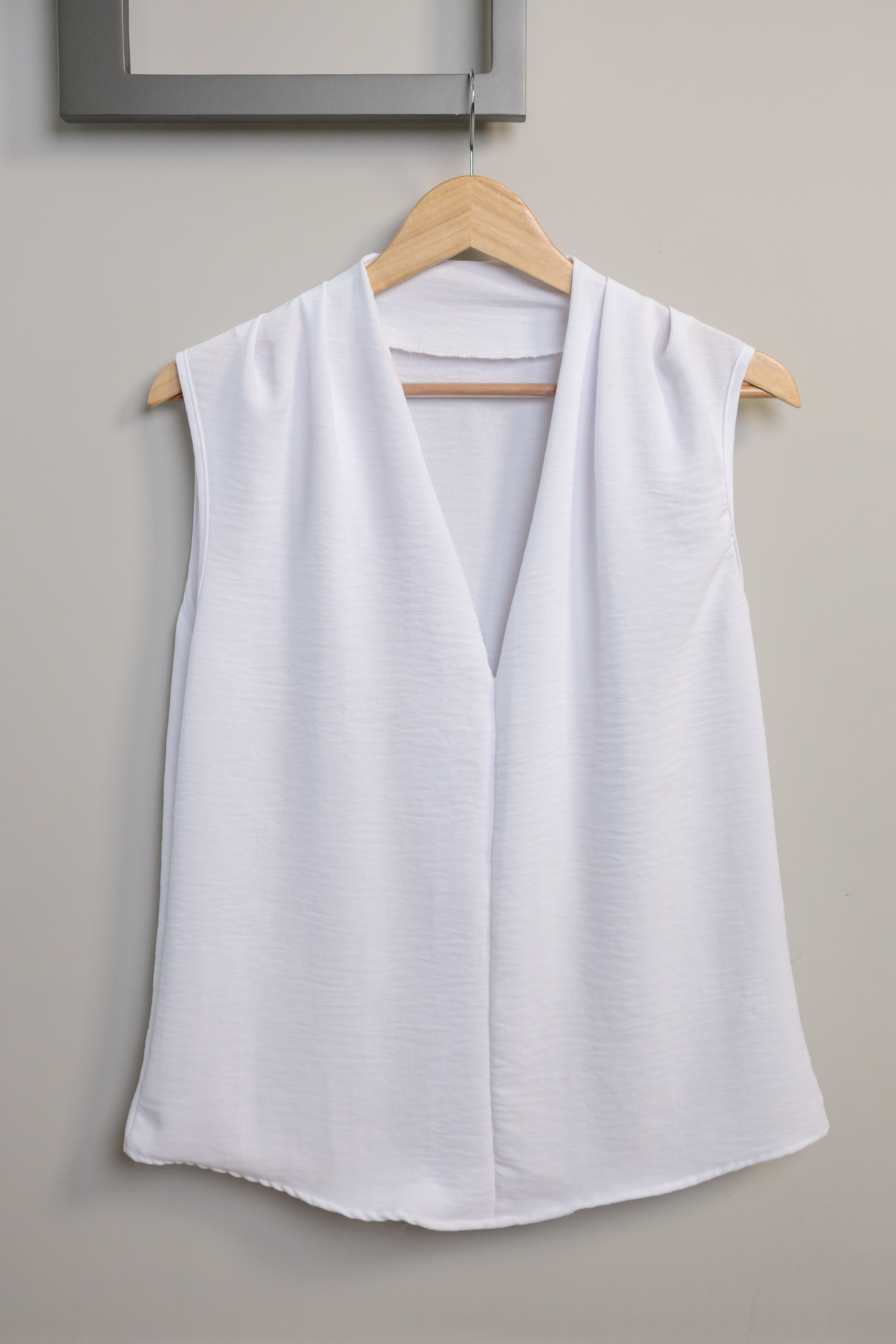 Blusa Textura Regata Decote "V" Tatiana Branca