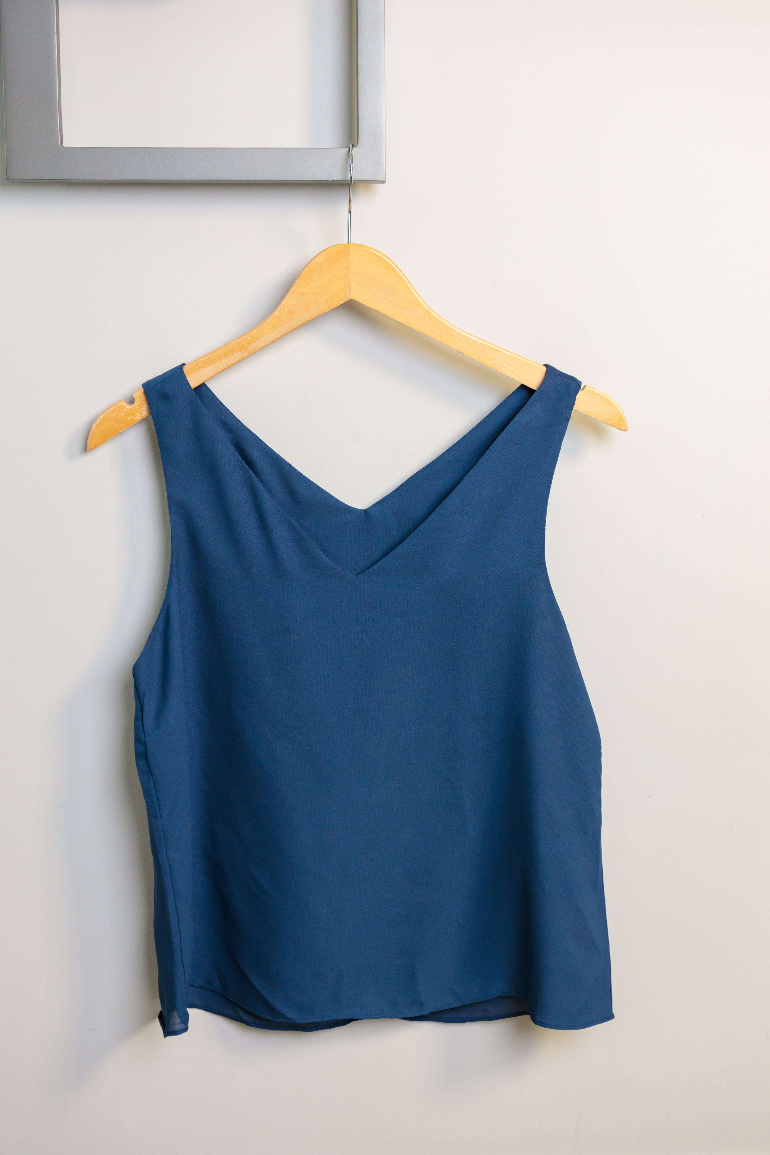 Blusa Regata Lisa Decote "V" Sabrina Azul Marinho