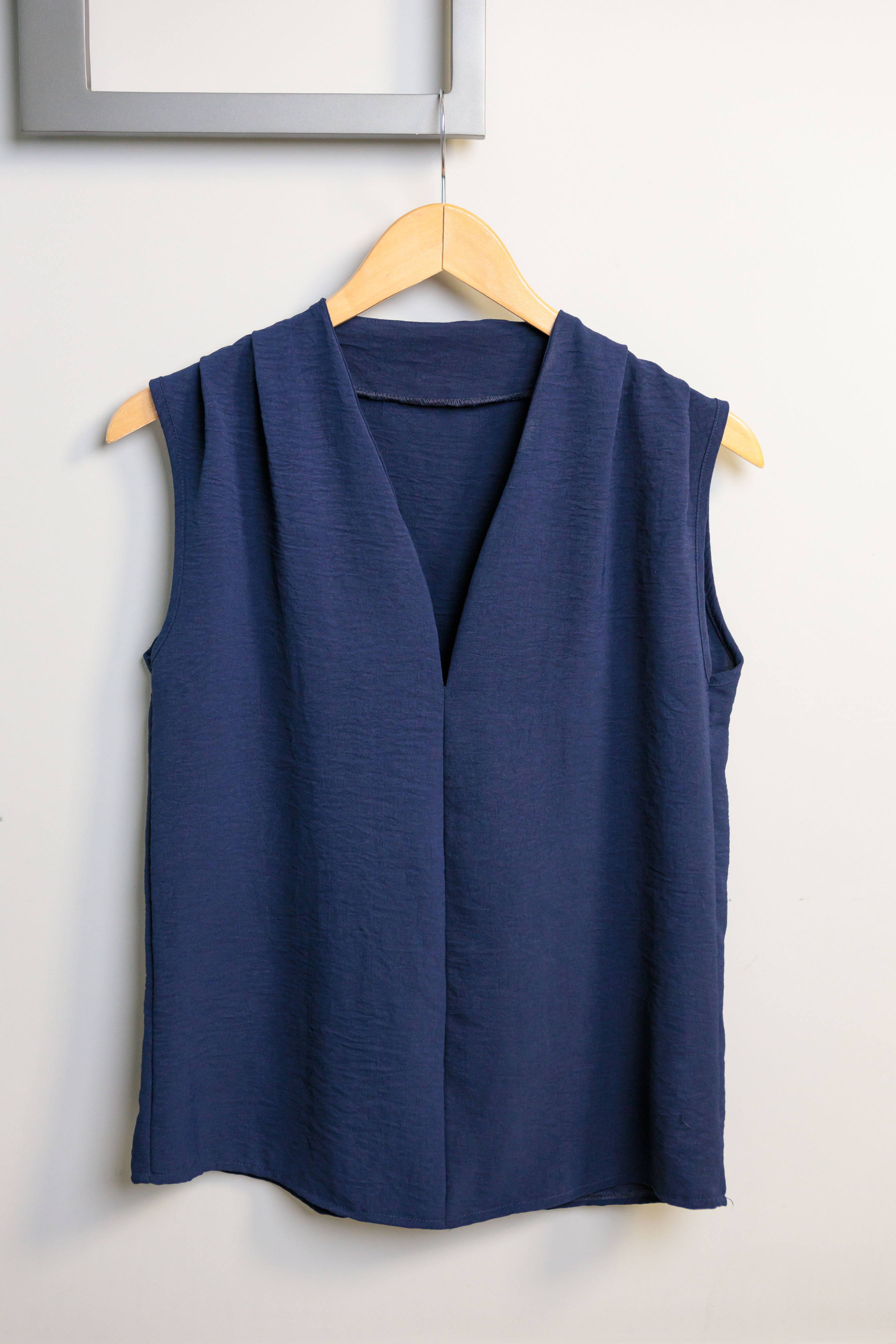 Blusa Textura Regata Decote "V" Tatiana Azul Marinho