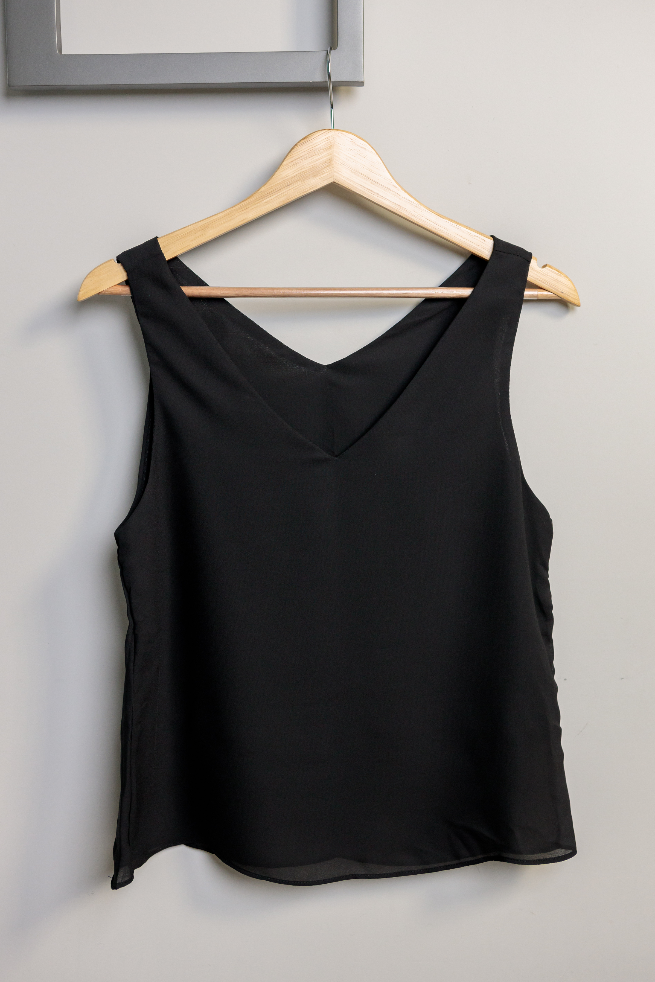 Blusa Regata Lisa Decote "V" Sabrina Preta