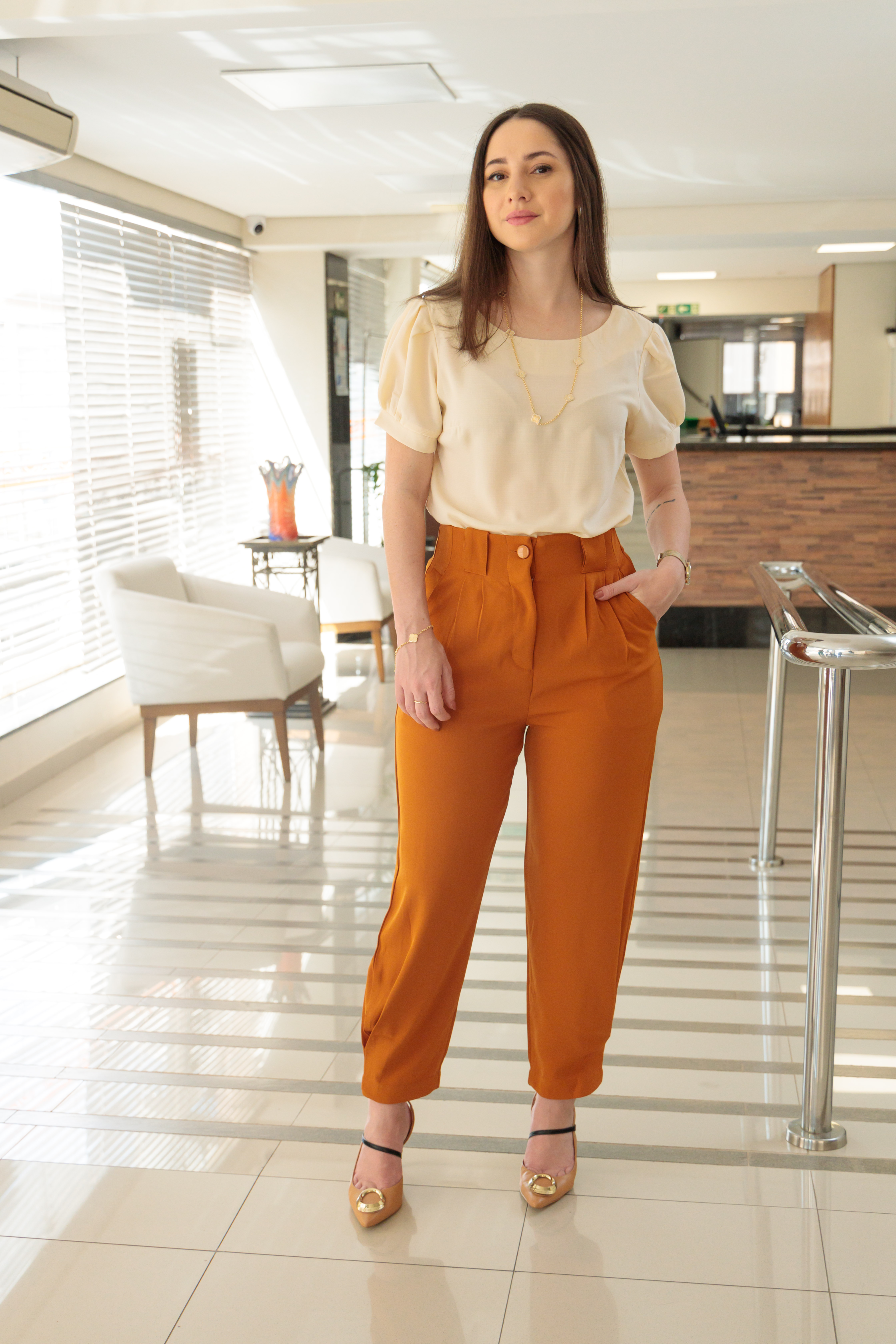 Calça Boyfriend Detalhe Barra Miranda Caramelo