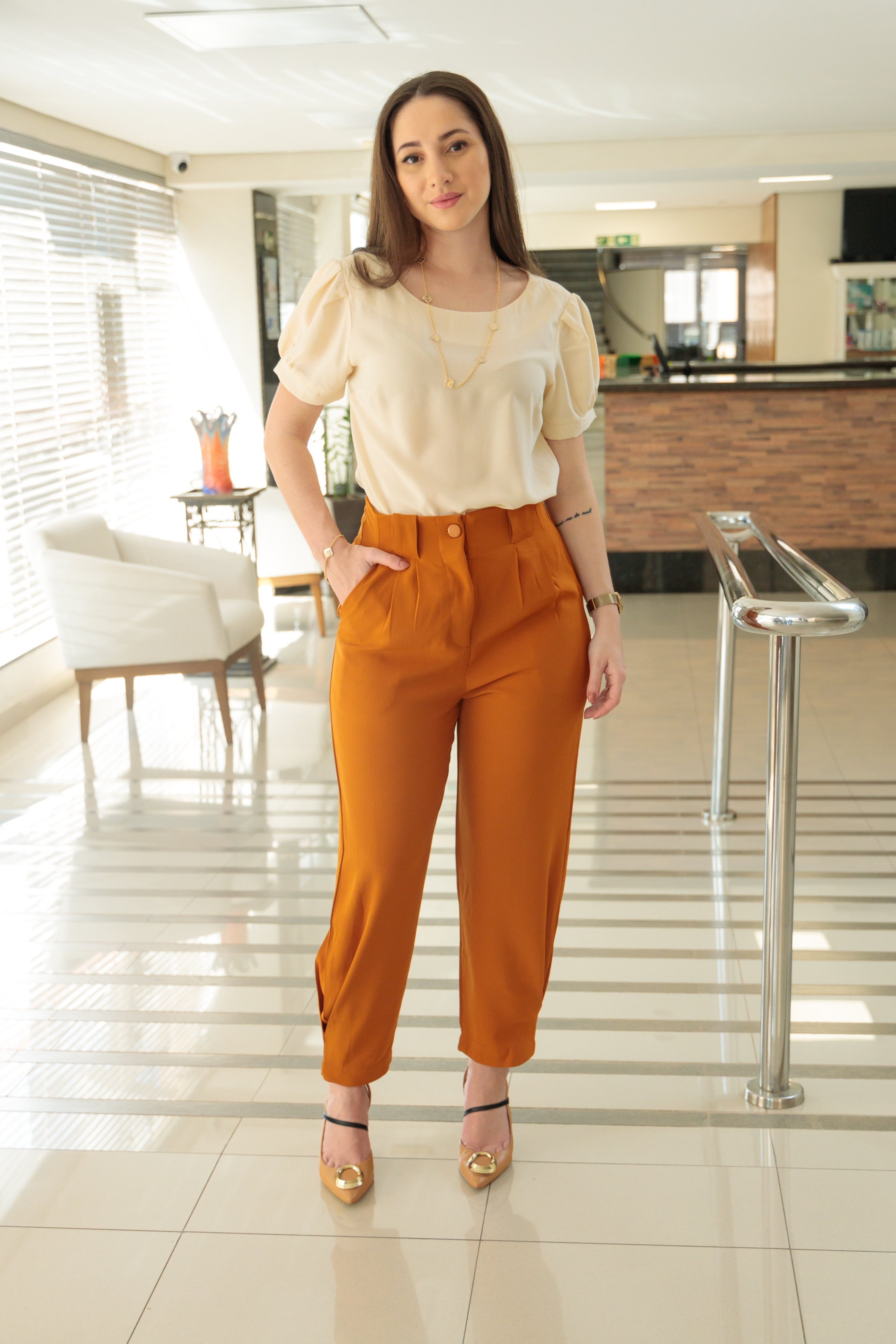 Calça Boyfriend Detalhe Barra Miranda Caramelo