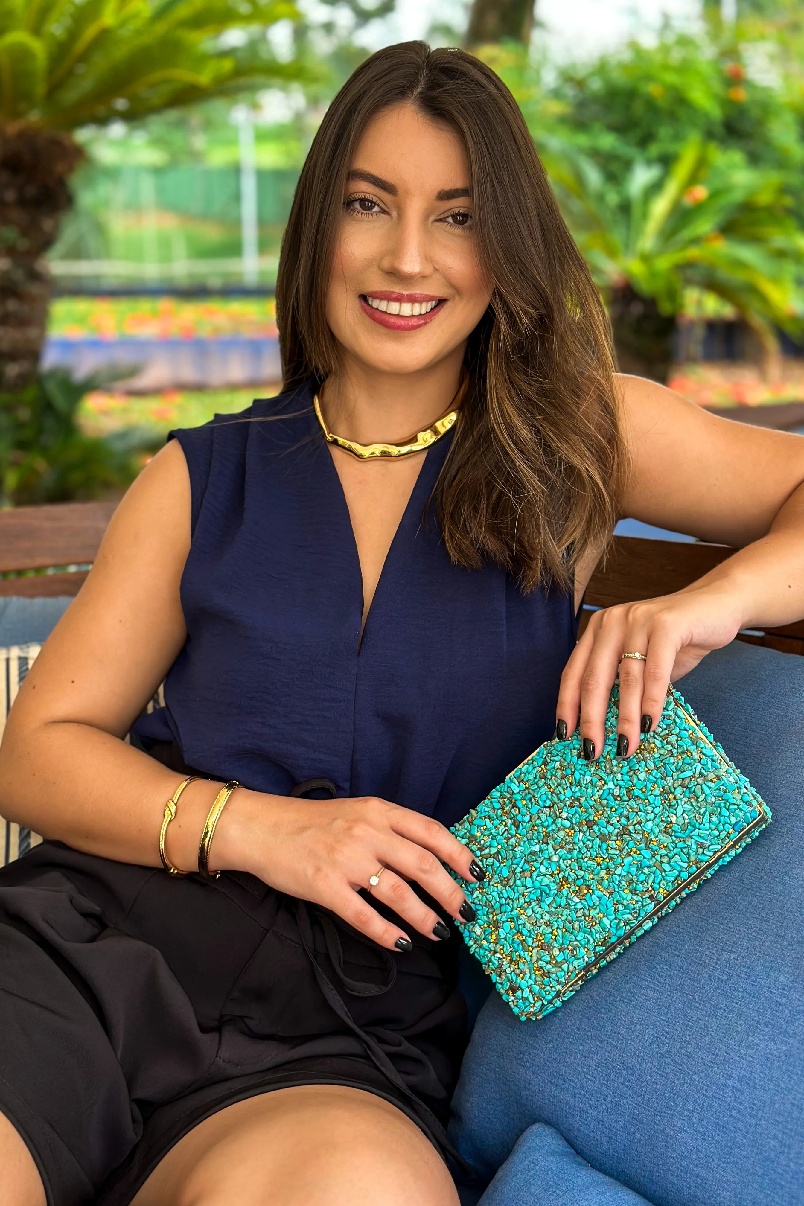 Conjunto: Blusa Textura Regata Decote "V" Tatiana Azul Marinho + Short Clochard Detalhe Laço Heloá Preto