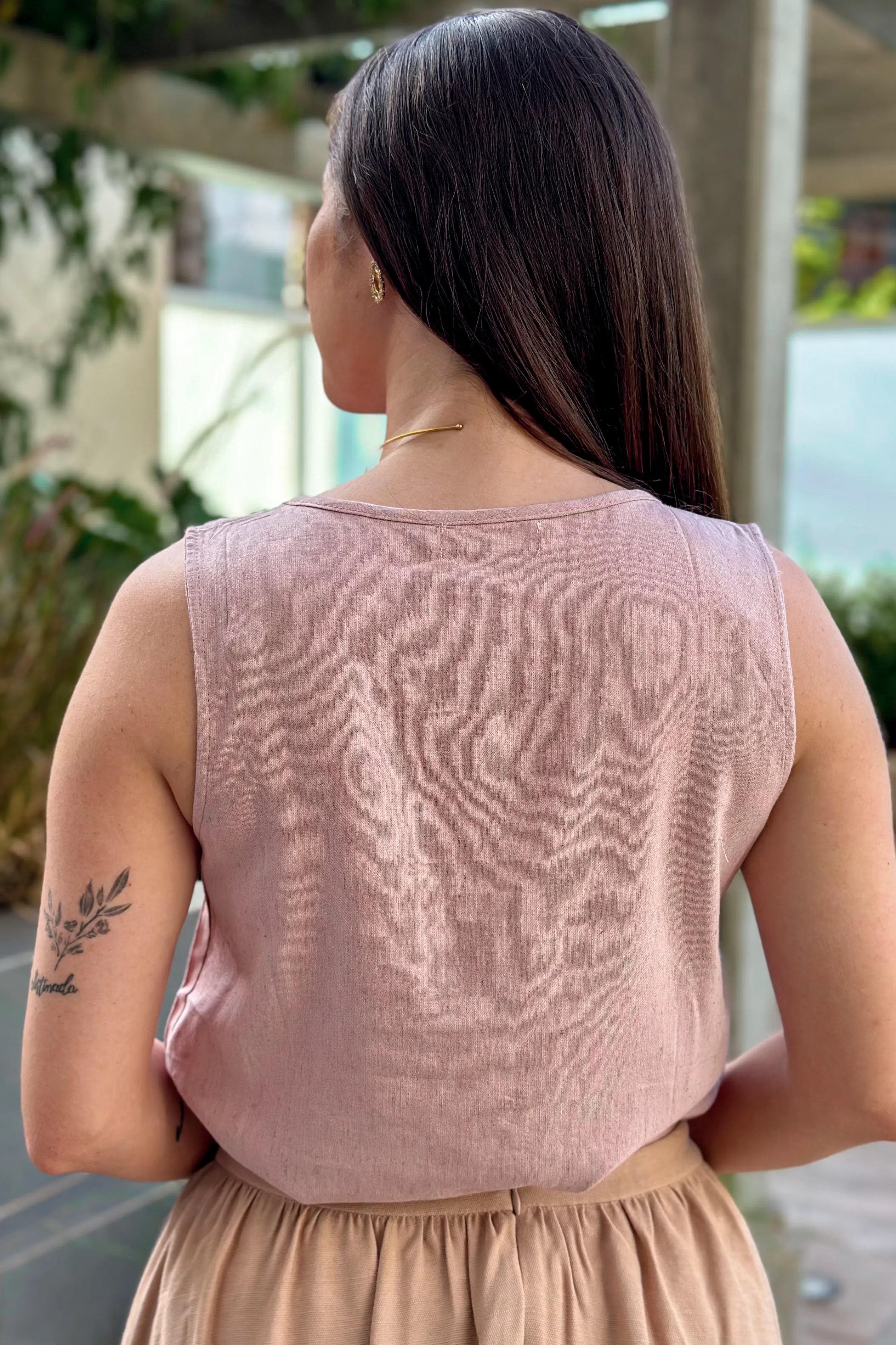 Blusa Regata Em Linho Detalhe Botão Rosy Rosa Claro