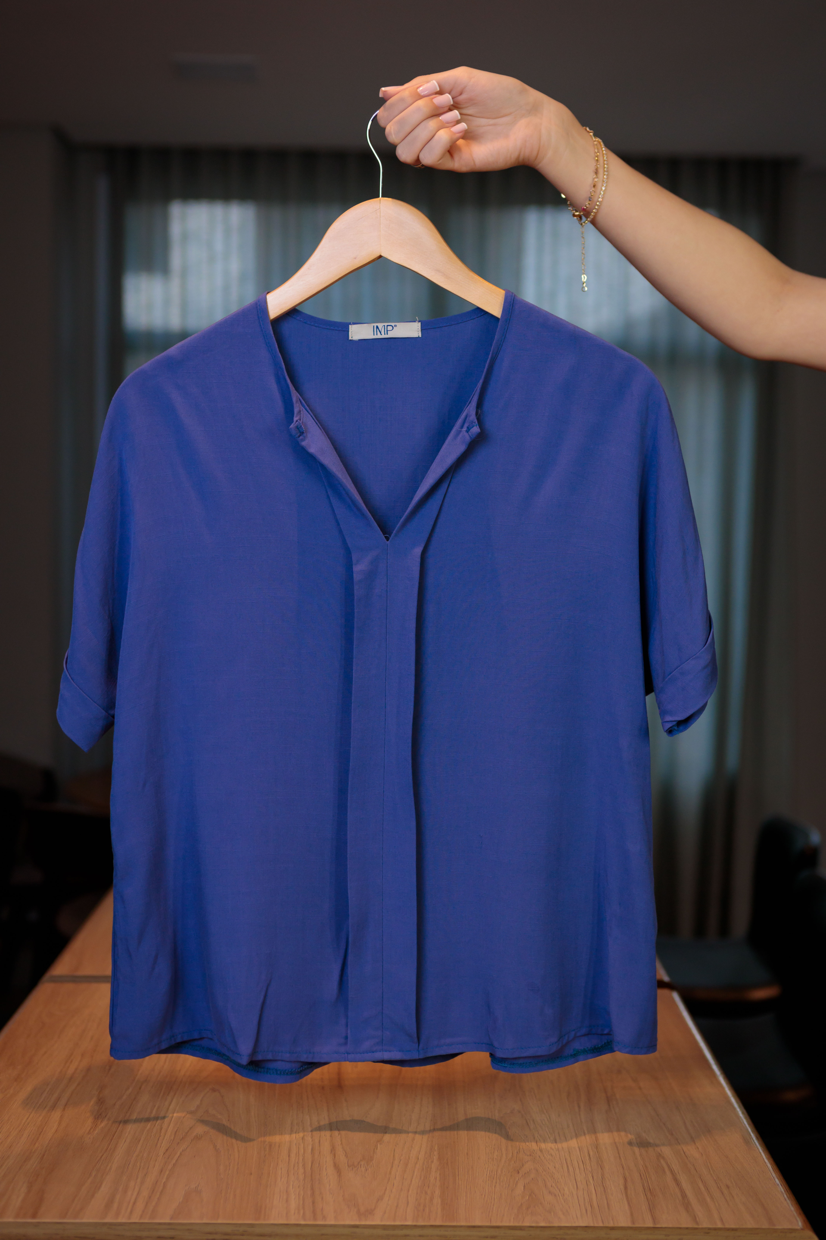 Blusa Viscose Lisa Decote "V" Clarice Azul Oceano