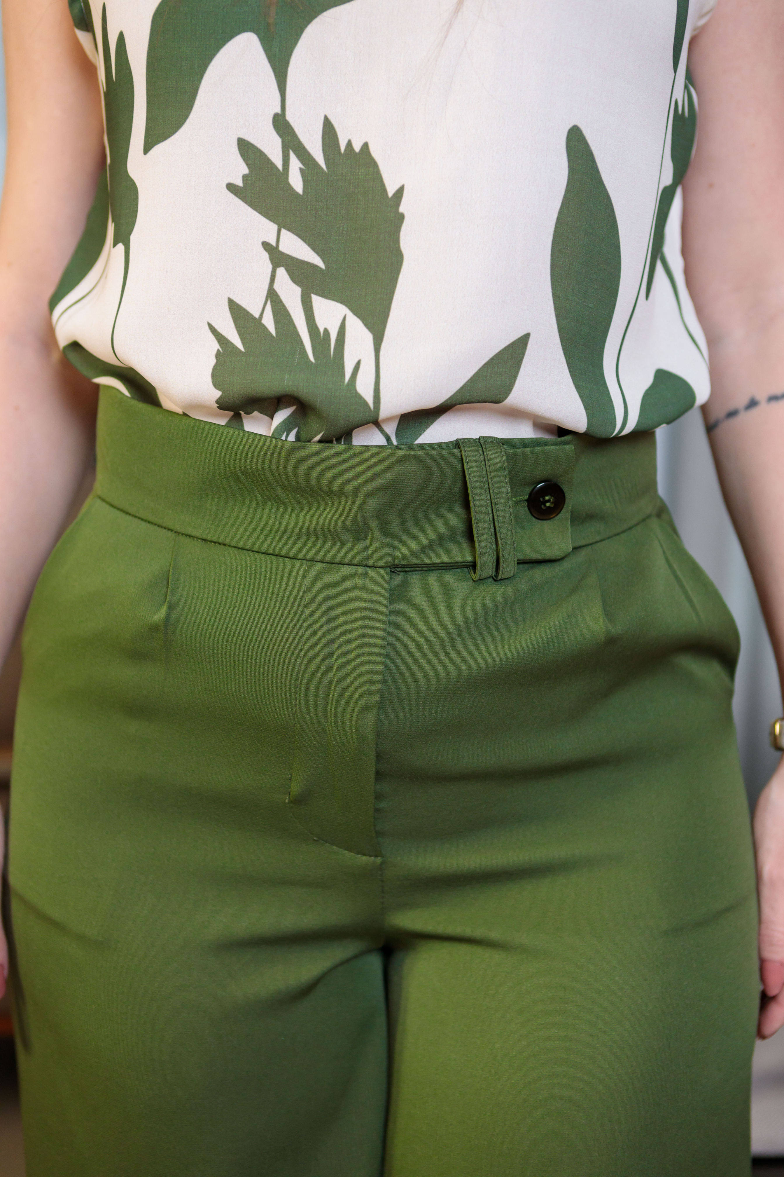 Calça Pantalona Alfaiataria Mariane Verde Militar