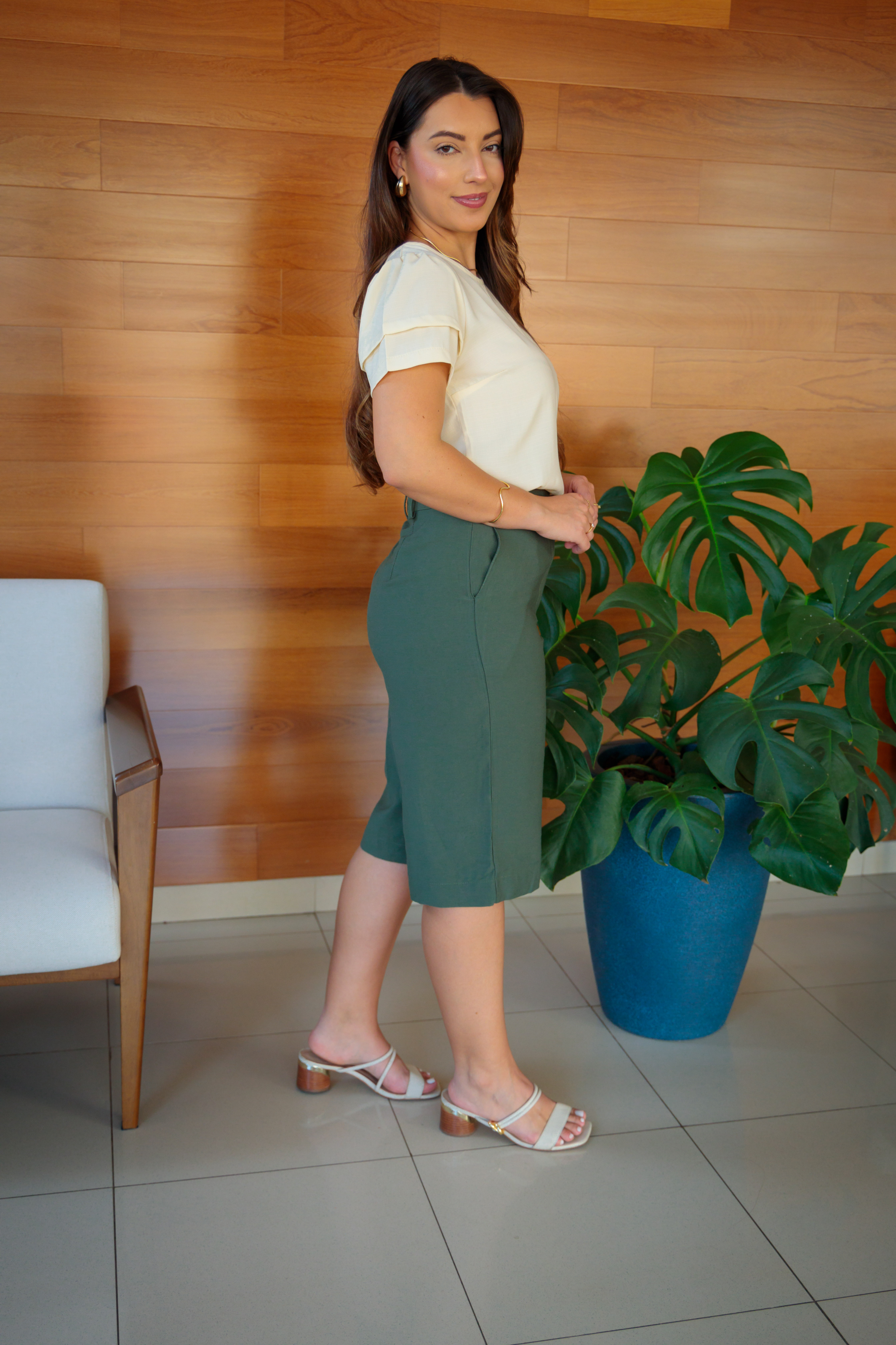 Bermuda Em Crepe Caetana Verde Militar
