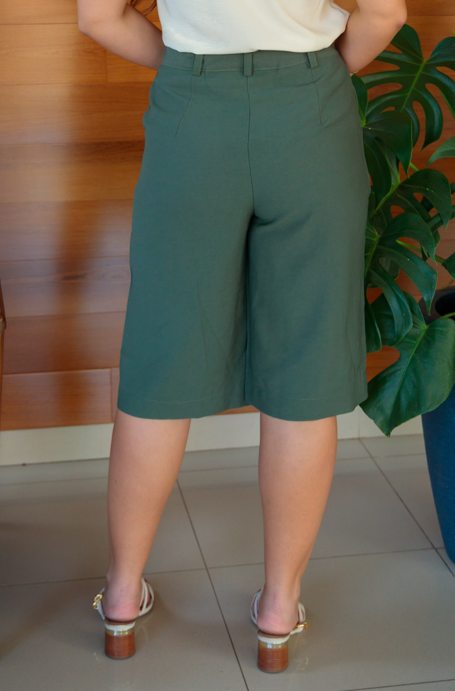 Bermuda Em Crepe Caetana Verde Militar