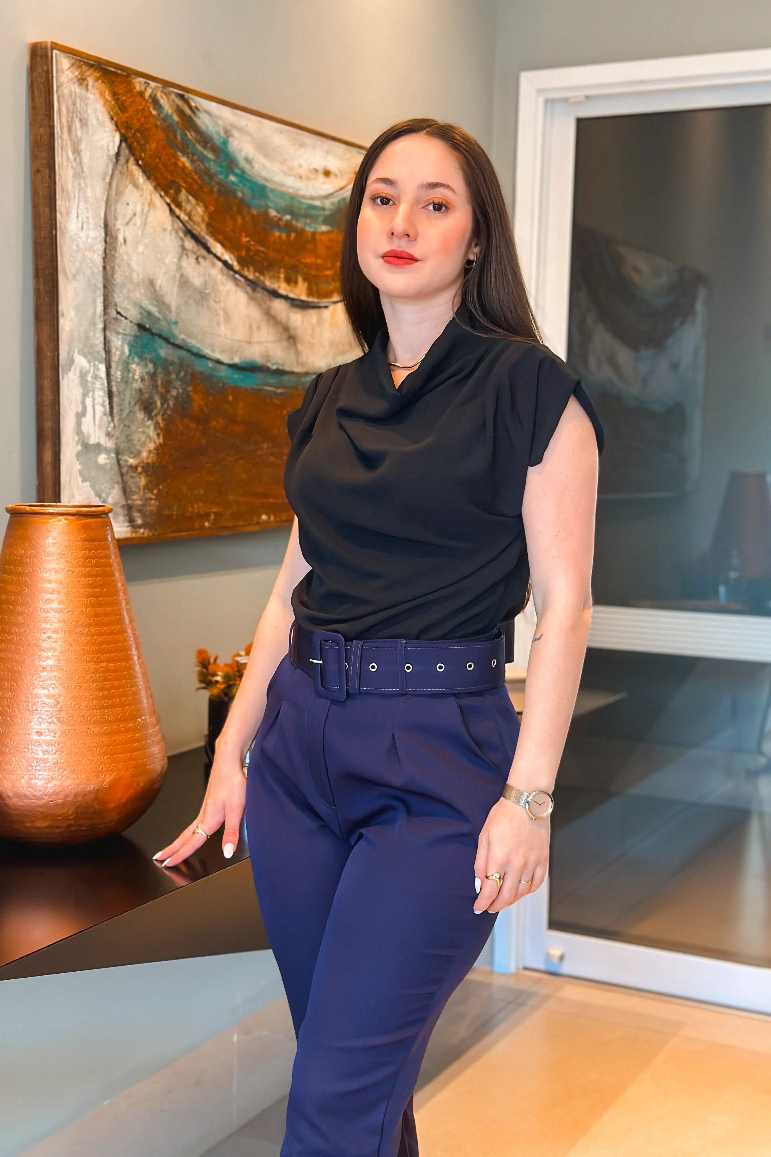 Conjunto: Blusa Manga Curta Gola Boba Andressa Preta + Calça Cinto Encapado Cenoura Azul Marinho