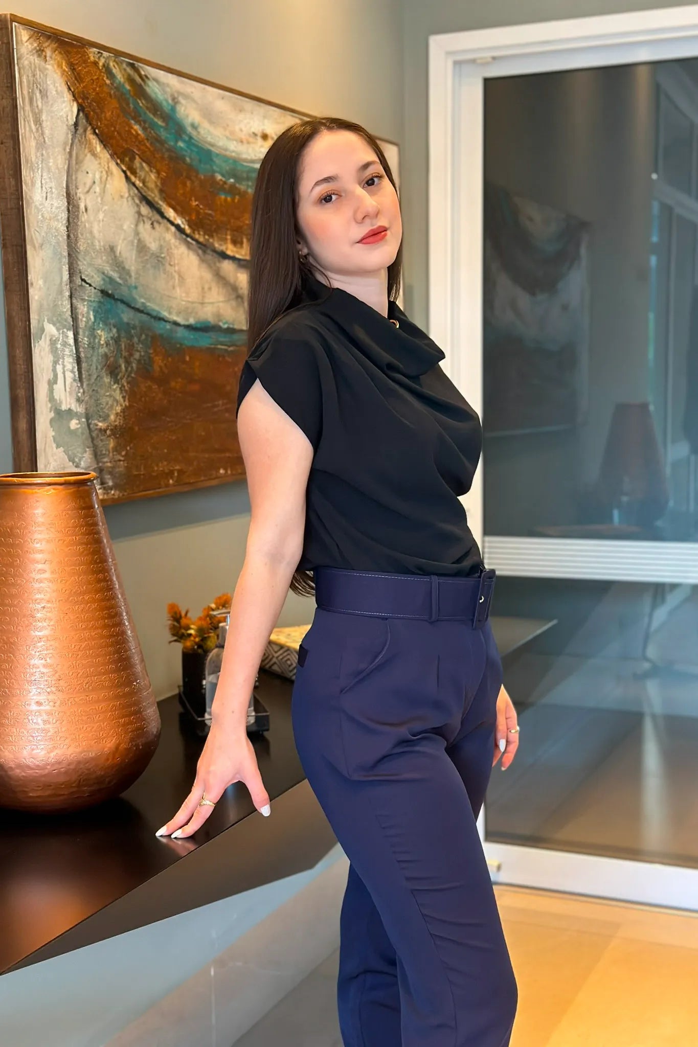 Conjunto: Blusa Manga Curta Gola Boba Andressa Preta + Calça Cinto Encapado Cenoura Azul Marinho