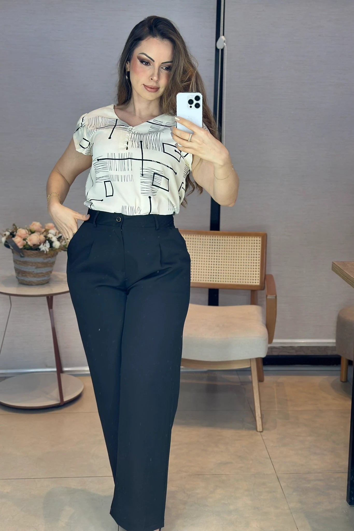 Conjunto: Blusa Manga Curta em Crepe Classic Decote em "V" Estampa Geométrica Emily Creme + Calça Corte Reto em Alfaiataria com Botão Encapado e Bolso Assimétrico Yara Preta