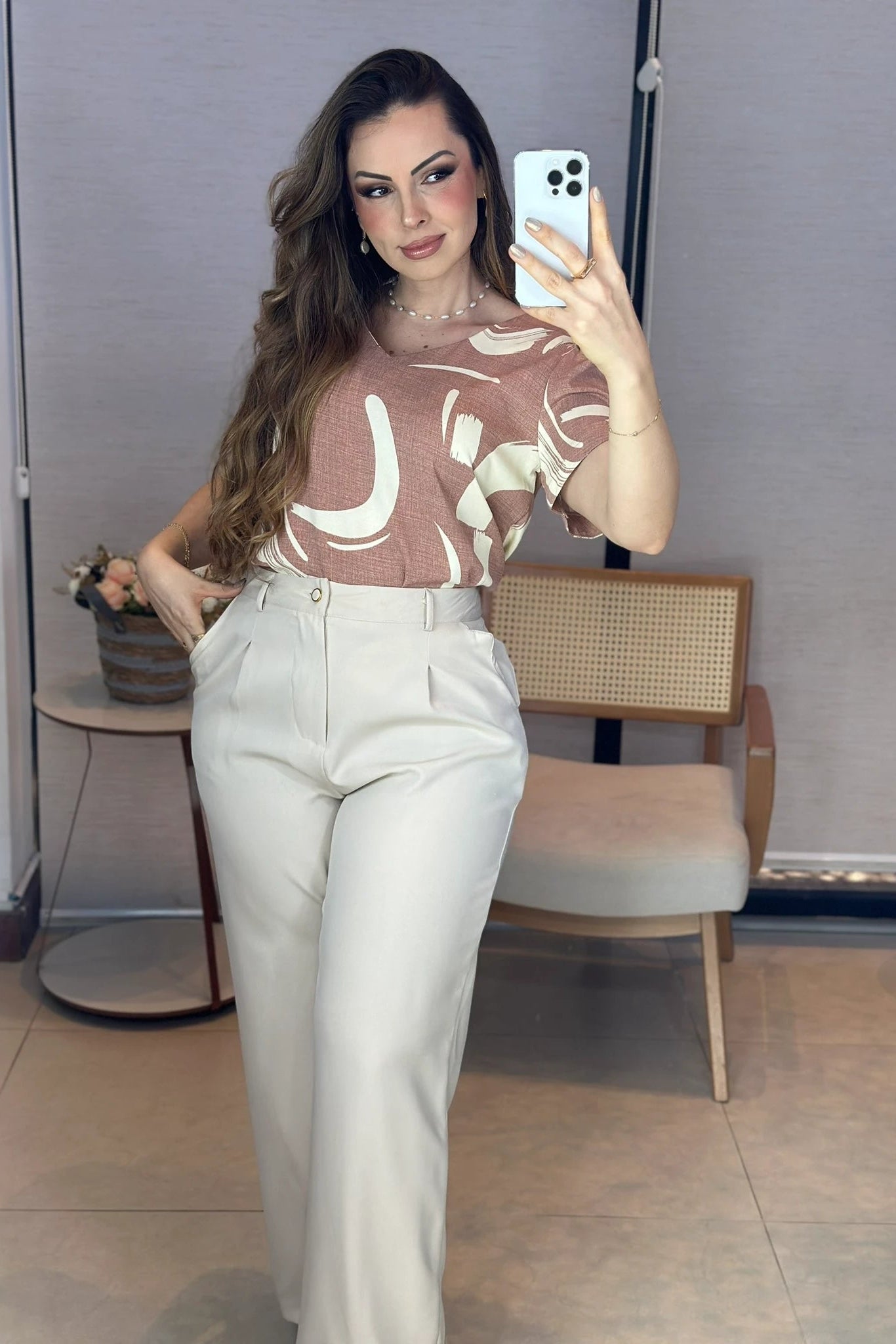 Conjunto: Blusa Manga Curta em Crepe Classic Detalhe Botão Alessandra Estampada Rosê + Calça Corte Reto em Alfaiataria com Botão Encapado e Bolso Assimétrico Yara Creme