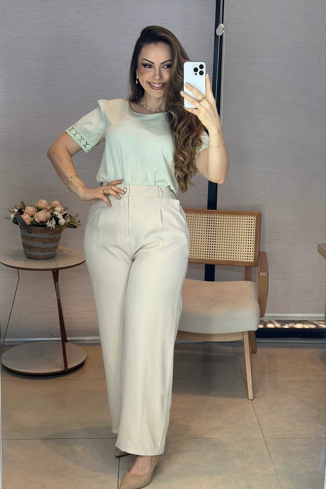Conjunto: Blusa Manga Curta em Cotton Mix com Detalhe em Crochê Paula Verde + Calça Corte Reto em Alfaiataria com Botão Encapado e Bolso Assimétrico Yara Creme