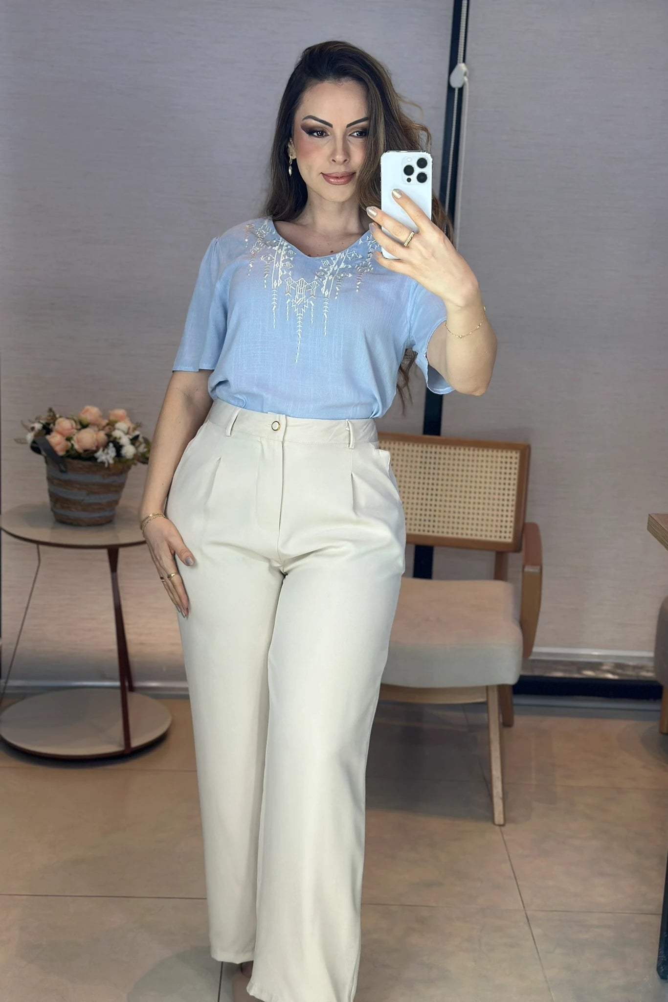 Conjunto: Blusa Manga Curta Decote V em Visco Linho com Acabamento Bordado Samira Azul + Calça Corte Reto em Alfaiataria com Botão Encapado e Bolso Assimétrico Yara Creme
