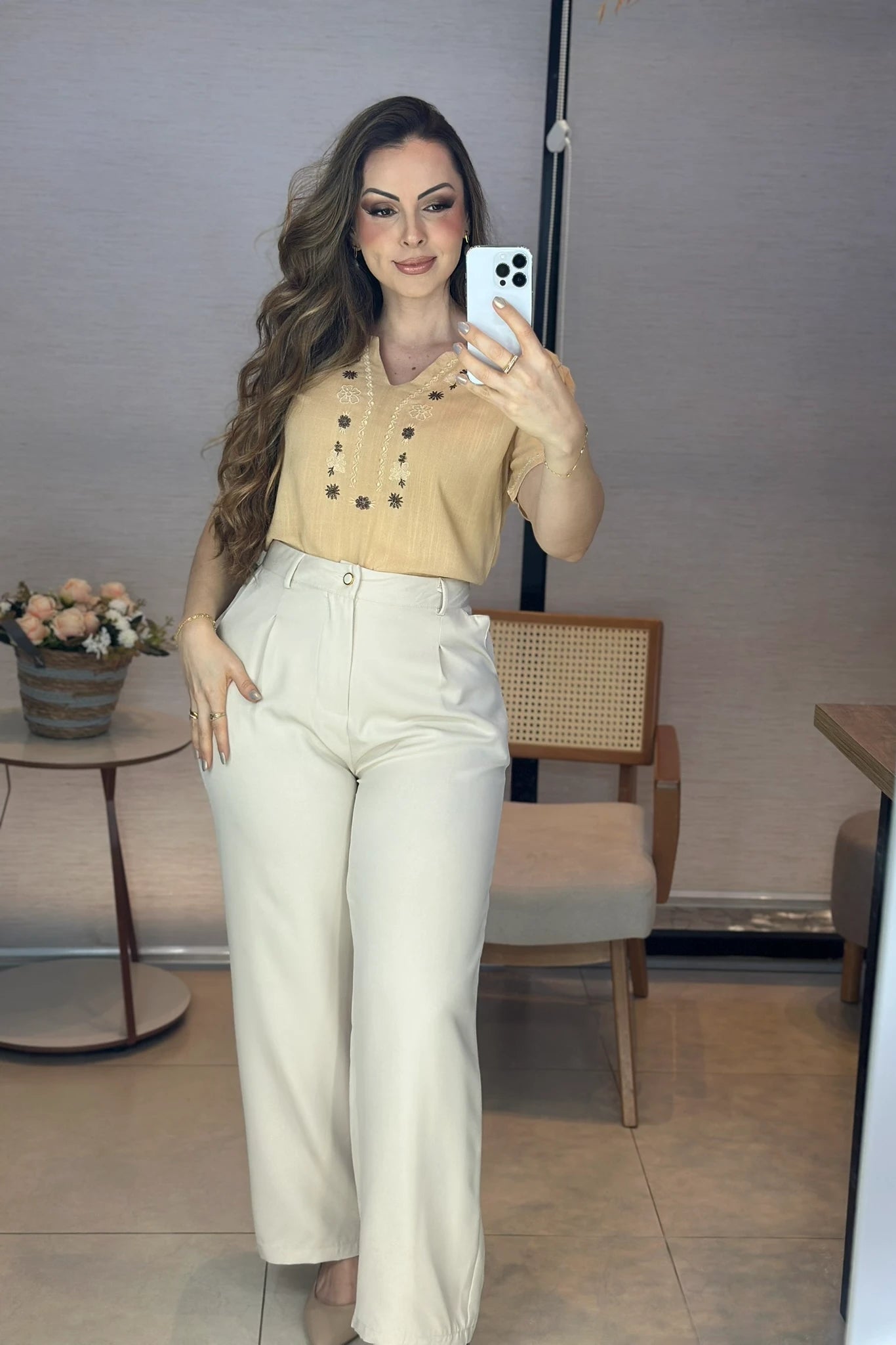 Conjunto: Blusa Manga Curta Decote em 'V' em Viscose com Acabamento Bordado Liara Mostarda + Calça Corte Reto em Alfaiataria com Botão Encapado e Bolso Assimétrico Yara Creme