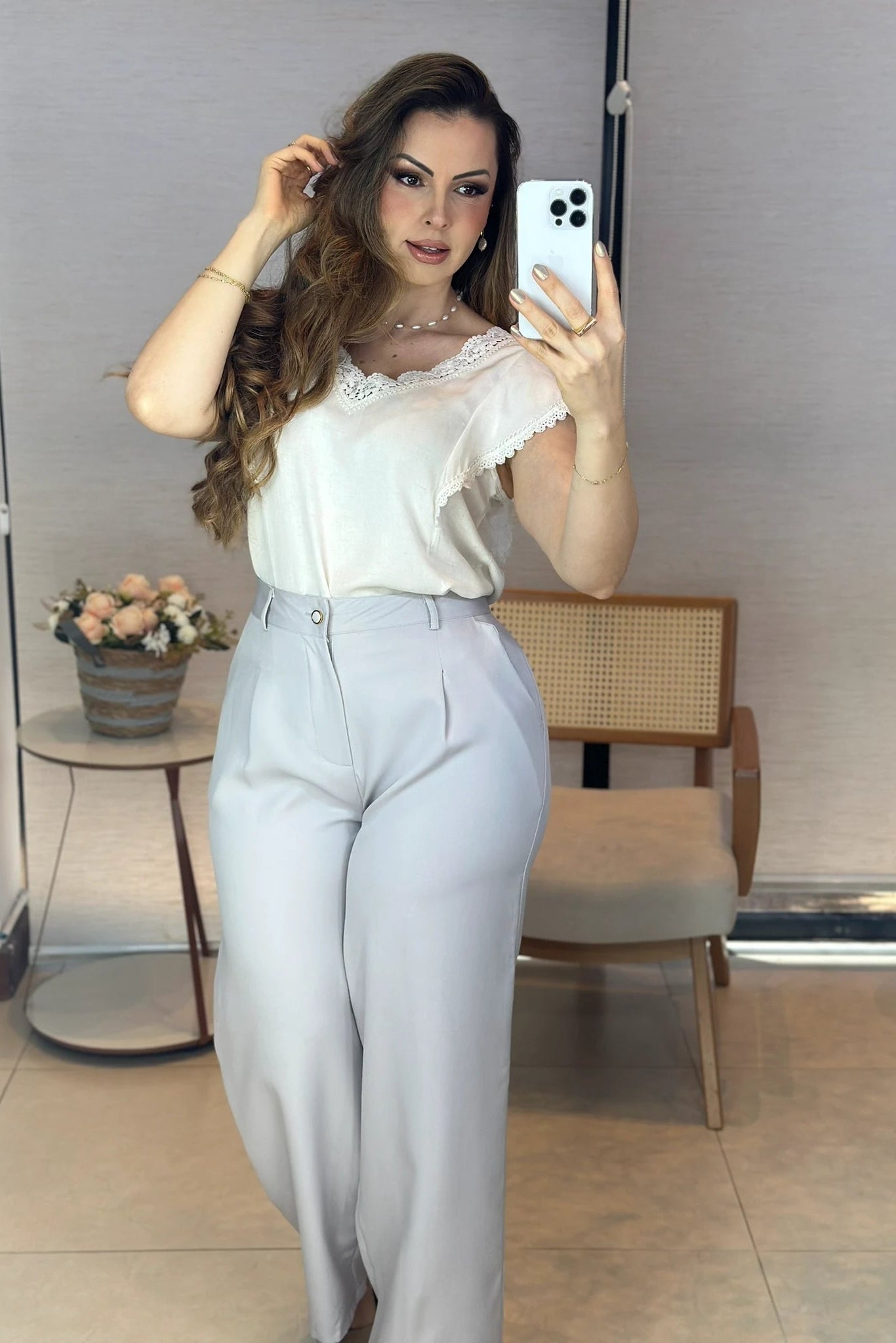 Conjunto: Blusa Manga Curta em Visco-Linho Decote em "V" com Detalhes em Renda Rute Off White + Calça Corte Reto em Alfaiataria com Botão Encapado e Bolso Assimétrico Yara Cinza
