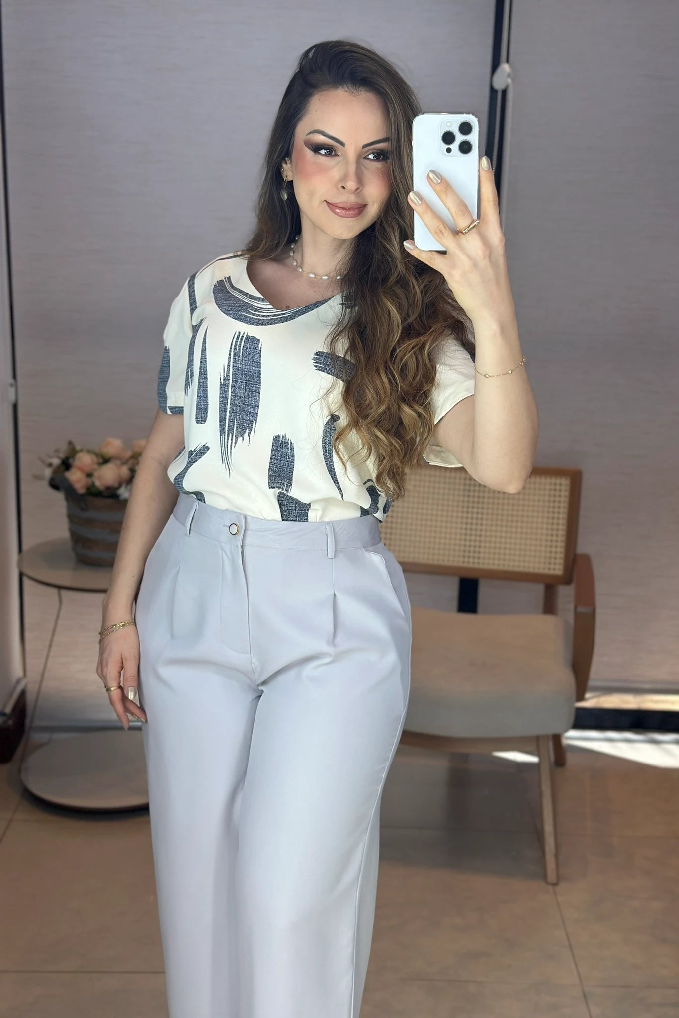Conjunto: Blusa Manga Curta em Crepe Classic Detalhe Botão Alessandra Estampada Cinza + Calça Corte Reto em Alfaiataria com Botão Encapado e Bolso Assimétrico Yara Cinza
