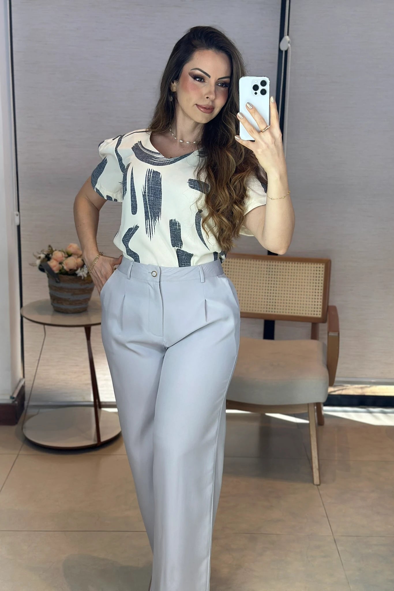 Conjunto: Blusa Manga Curta em Crepe Classic Detalhe Botão Alessandra Estampada Cinza + Calça Corte Reto em Alfaiataria com Botão Encapado e Bolso Assimétrico Yara Cinza