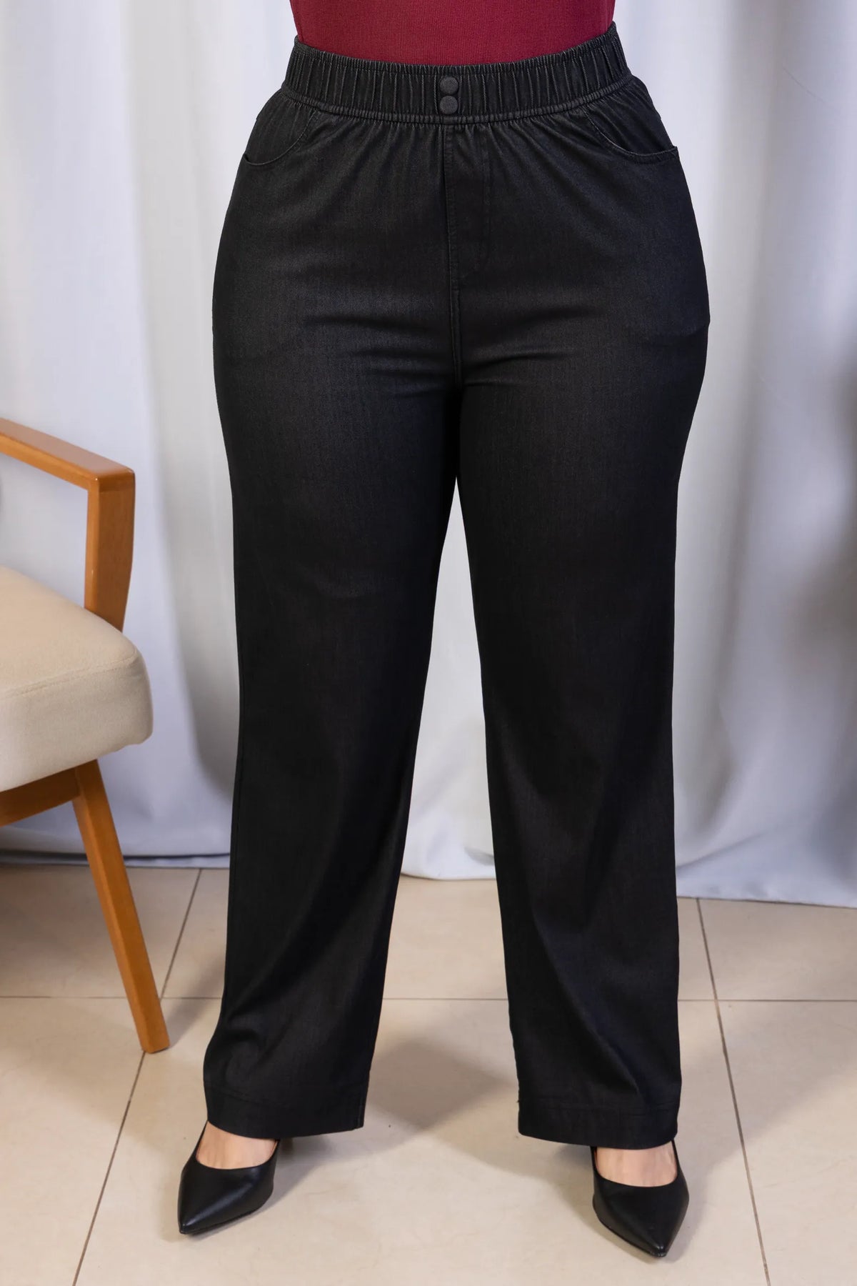 Calça Corte Reto em Chambray com Detalhe de Botões Célia Preta