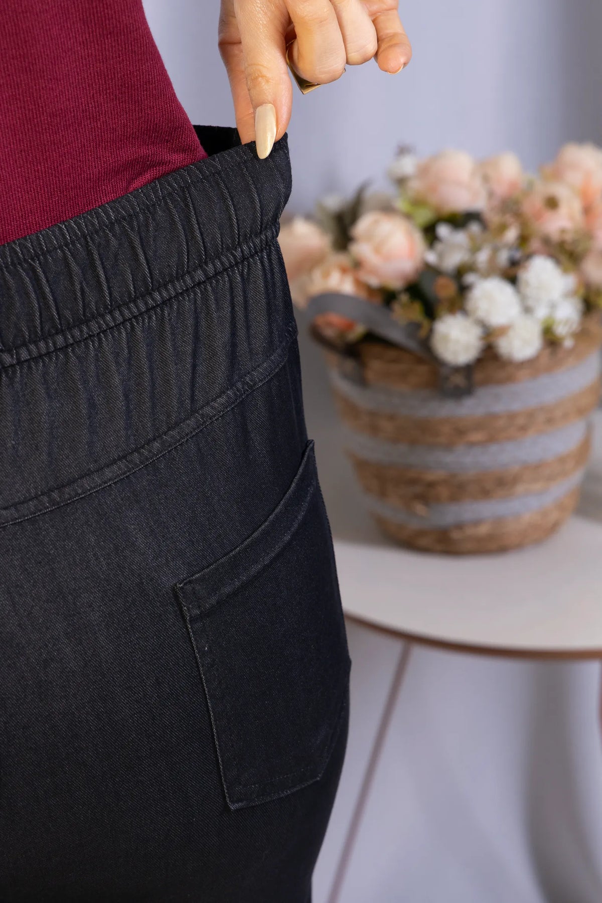 Calça Corte Reto em Chambray com Detalhe de Botões Célia Preta