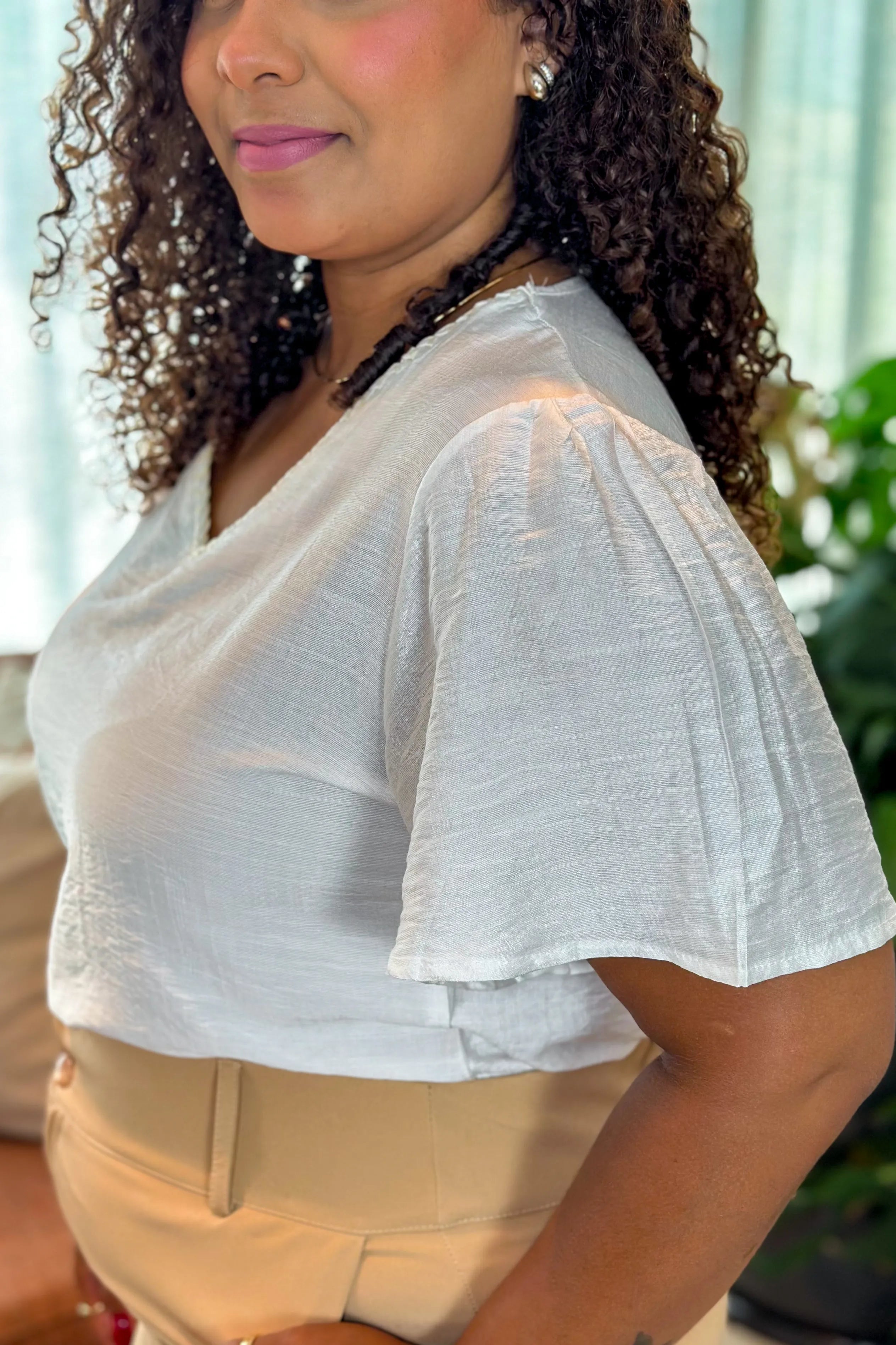 Blusa Manga Curta Visco Acetinado Decote "V" Detalhe Gola Cassia Branca