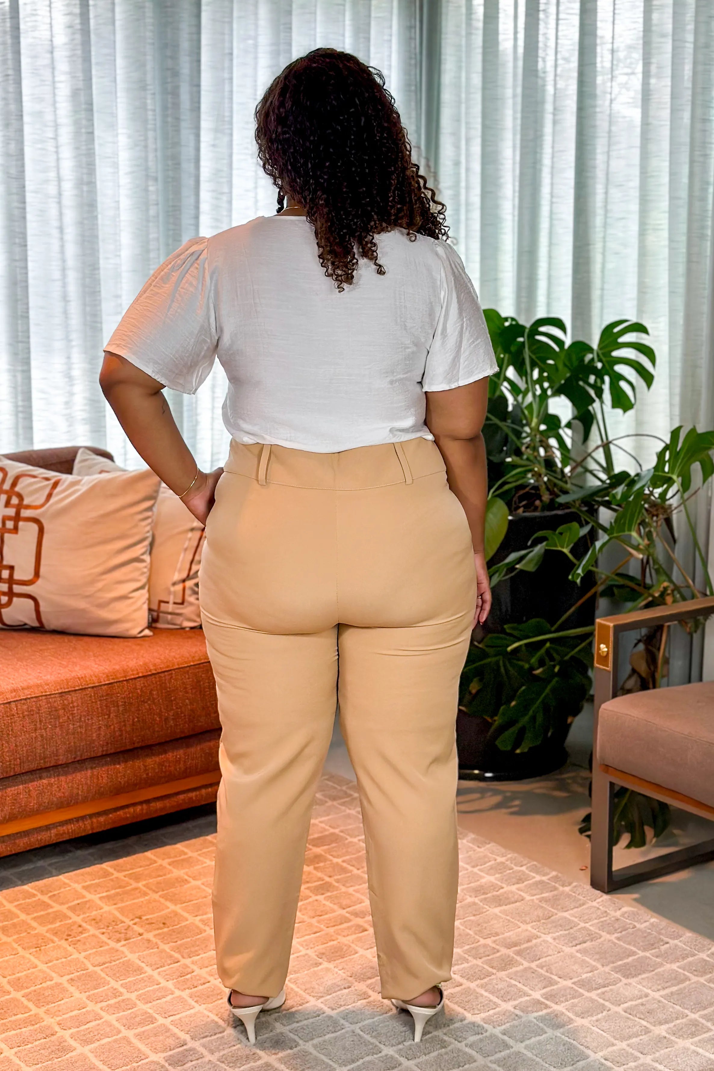 Blusa Manga Curta Visco Acetinado Decote "V" Detalhe Gola Cassia Branca