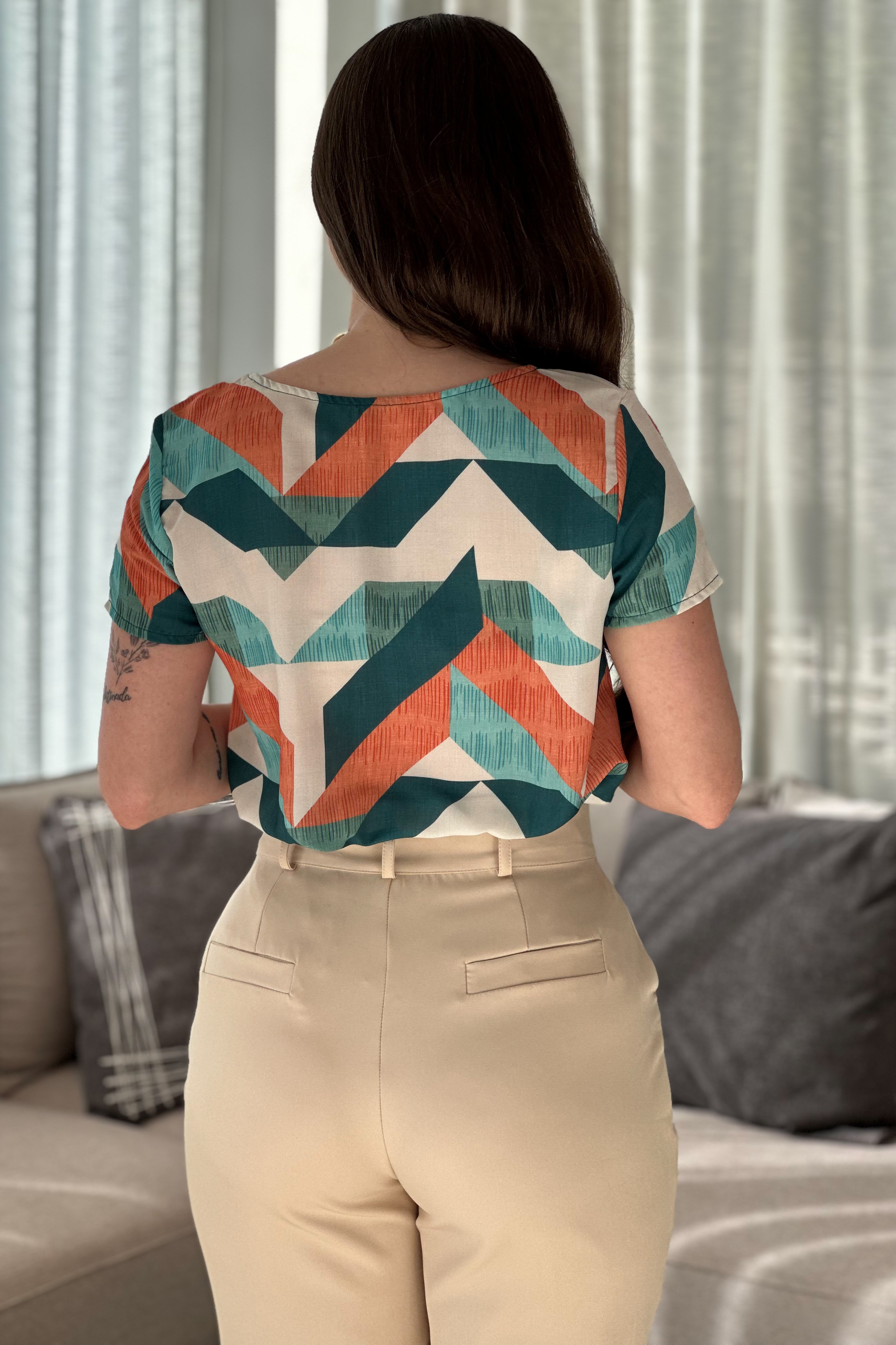Blusa Manga Curta Estampa Geométrica Giulia Laranja